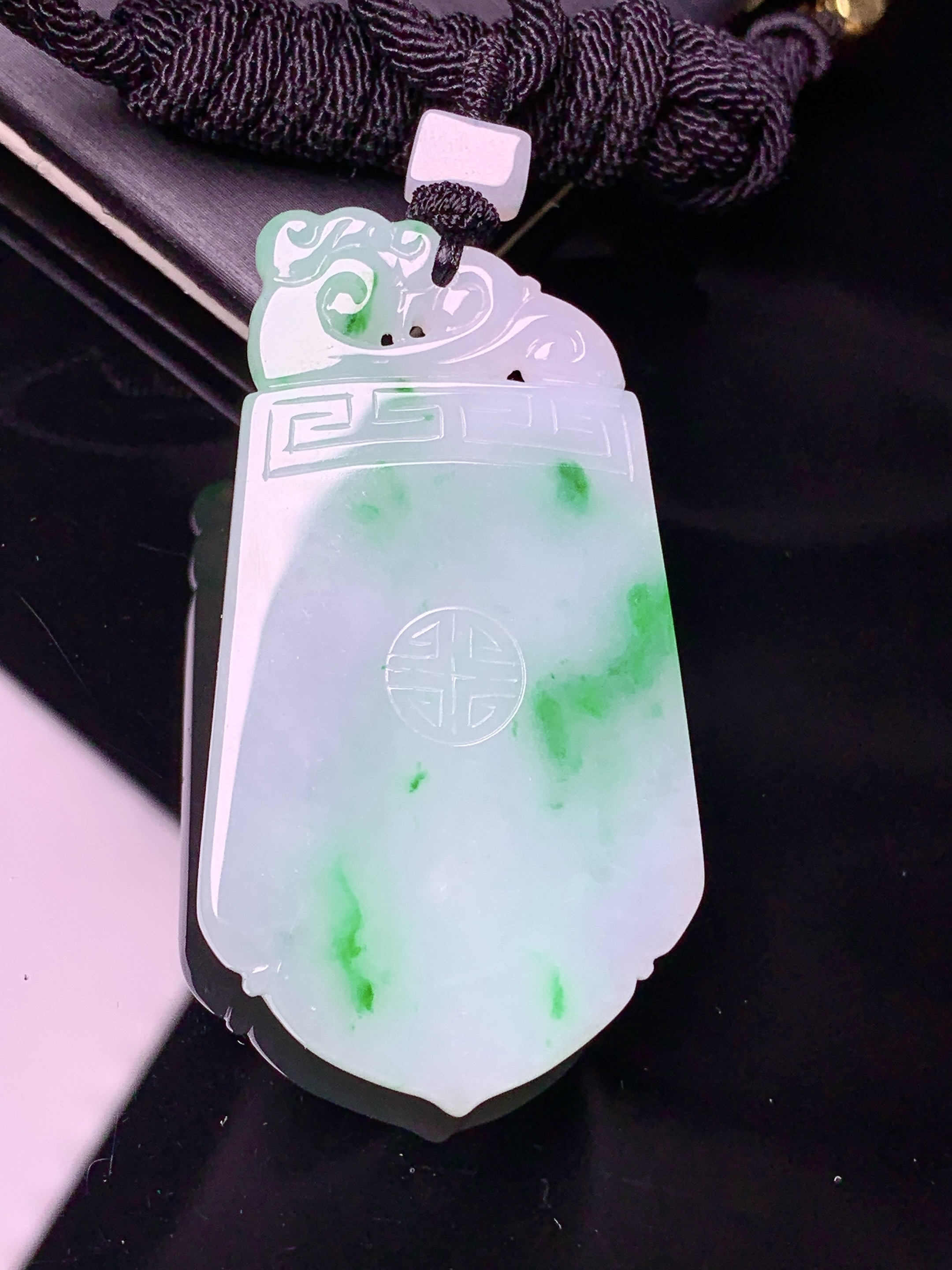 飘绿无事牌吊坠 玉质细腻 色泽艳丽清新 水润亮眼 整体尺寸51.5*27.8*3.7L1