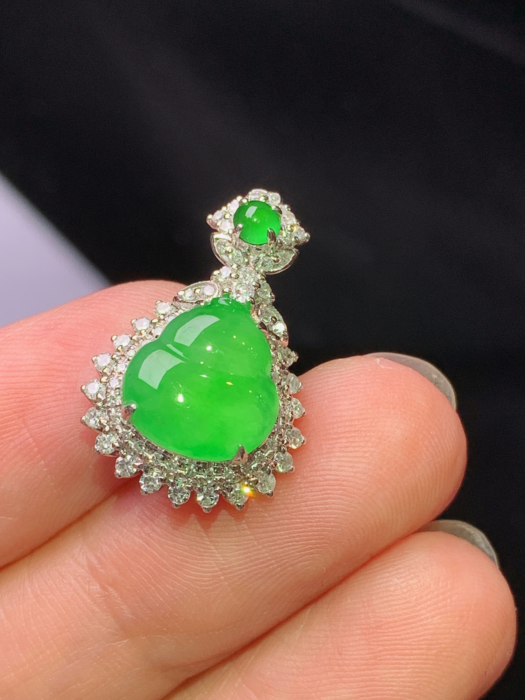 18k金钻镶嵌翠绿葫芦吊坠 玉质细腻 色泽艳丽清新 水润亮眼 整体尺寸20.8*14*9h1