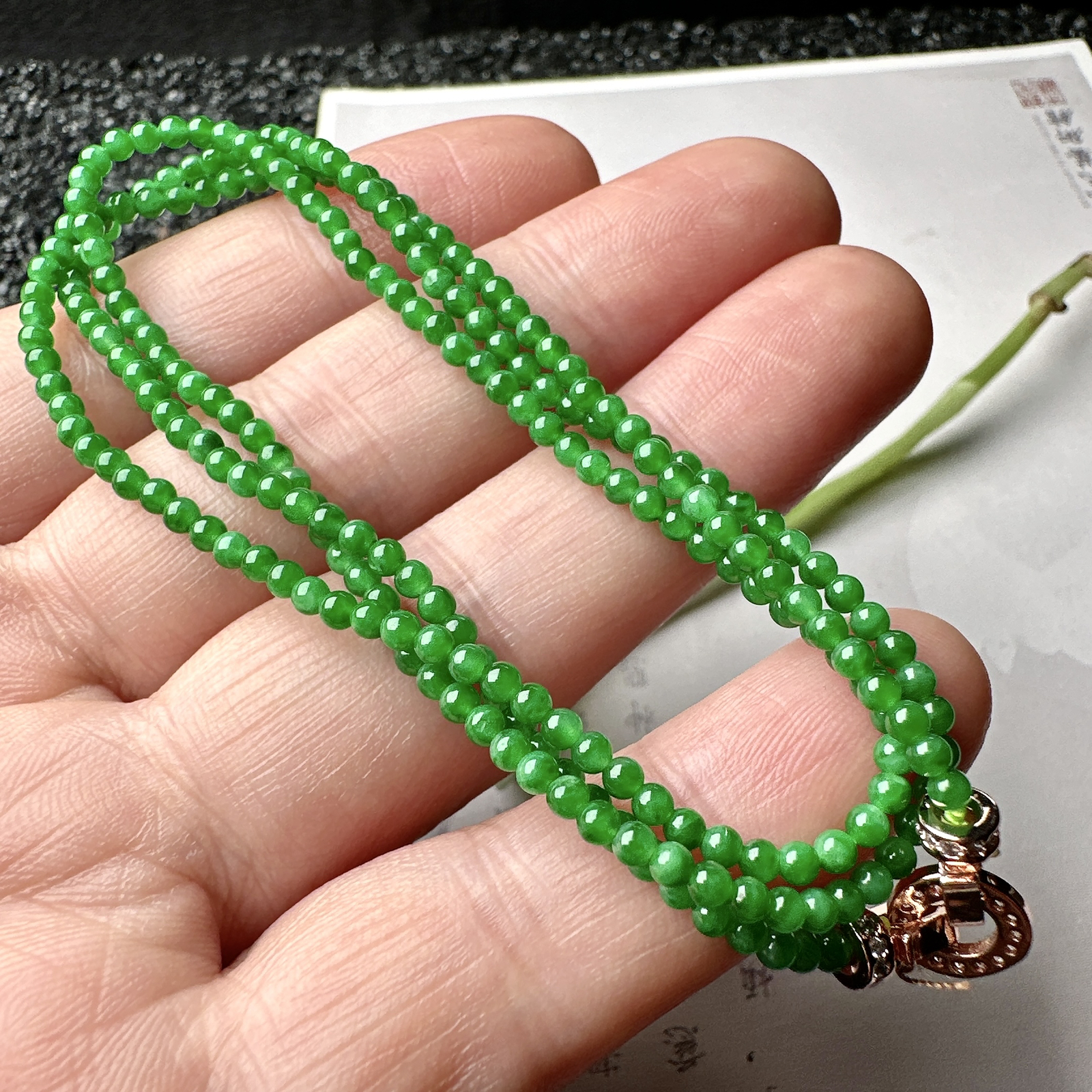 【冰种满绿小米珠手串】冰阳绿色泽，质地细腻，光感很好，色泽娇艳纯正。完整度很不错。