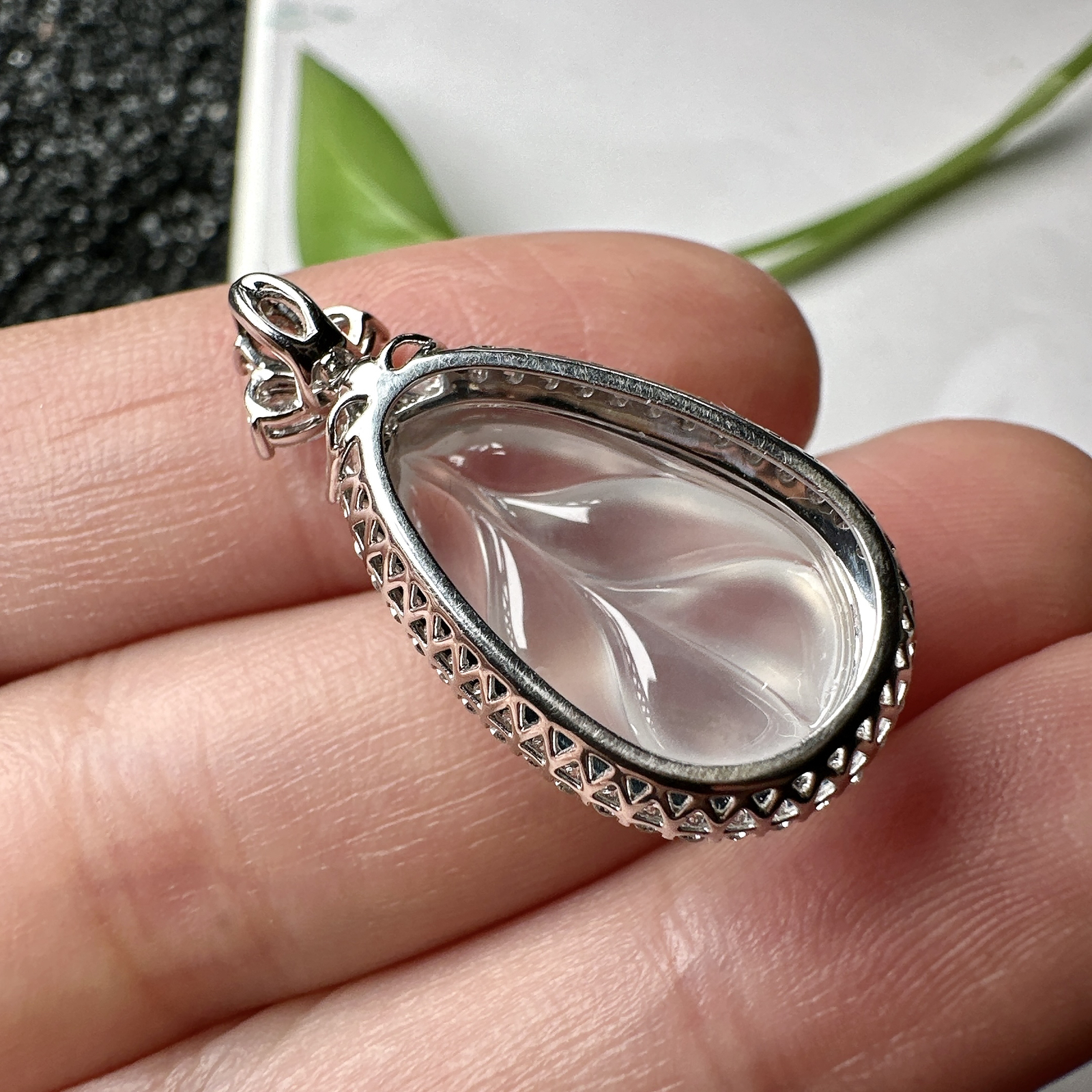 【冰种叶子吊坠】金枝玉叶，质地细腻，冰润透亮，光泽出众，18k金钻镶嵌，裸石尺寸19.3*11.6*4.6毫米