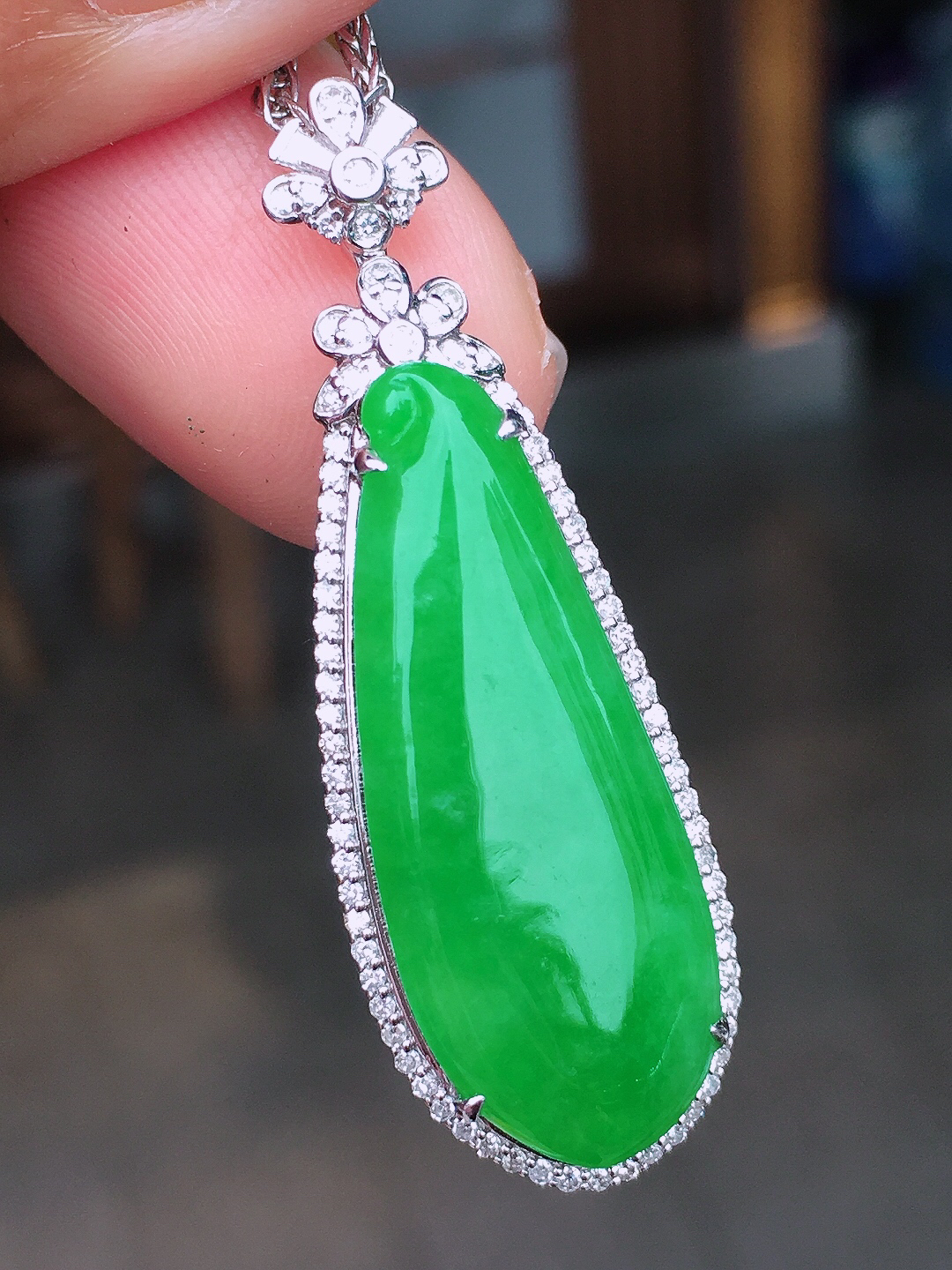 阳绿福瓜吊坠，色泽均匀艳丽，玉质细腻，荧光感超
强，饱满圆润，尽显优雅气质，18k
金豪华镶嵌