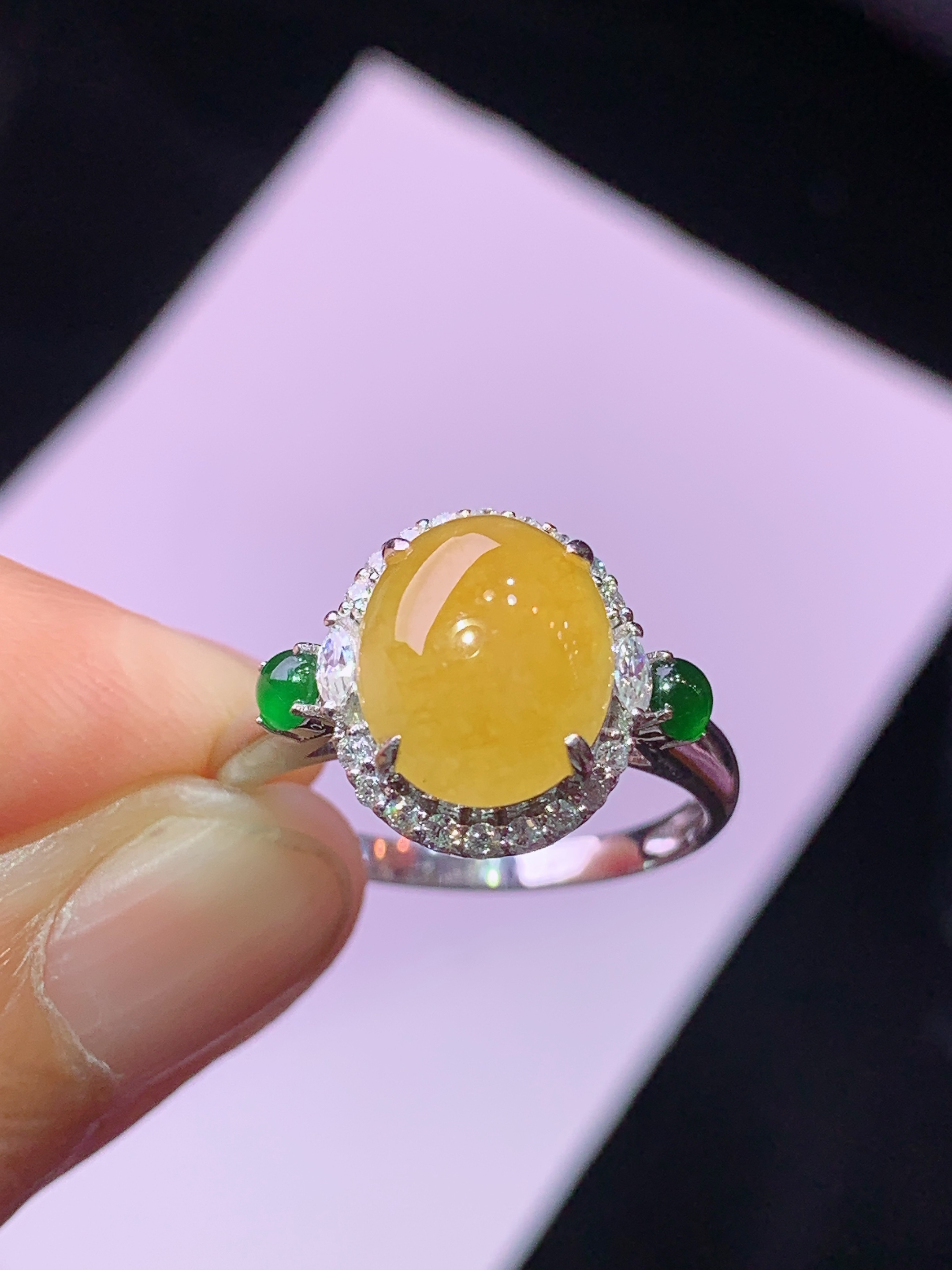 18k金钻镶嵌黄翡蛋面戒指 玉质细腻 色泽艳丽清新 水润亮眼 圈口14.5 整体尺寸12.5*11*8m3