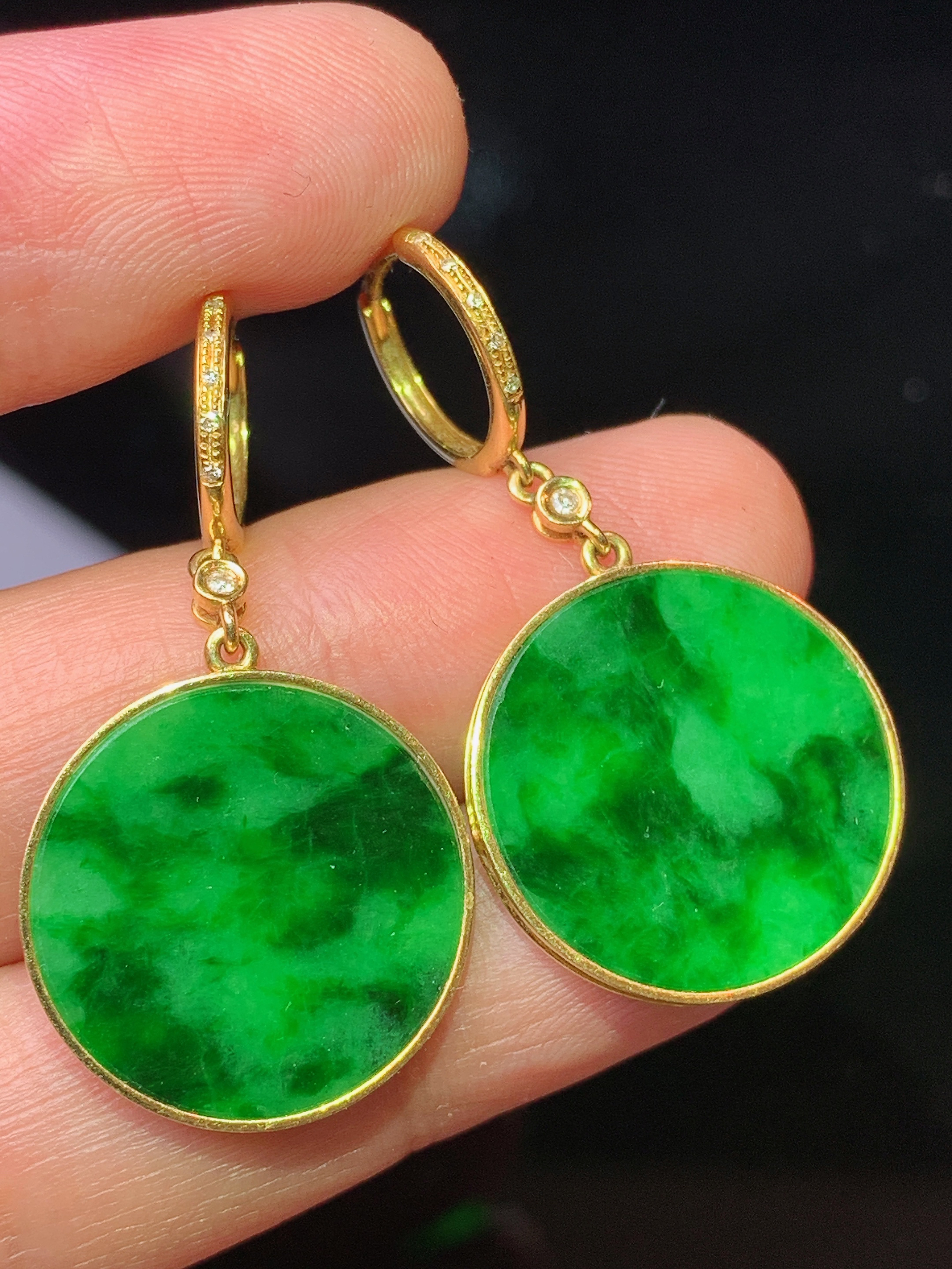 18k金钻镶嵌翠绿圆牌耳坠 玉质细腻 色泽艳丽清新 水润亮眼 整体尺寸34.2*18.5*2*b1