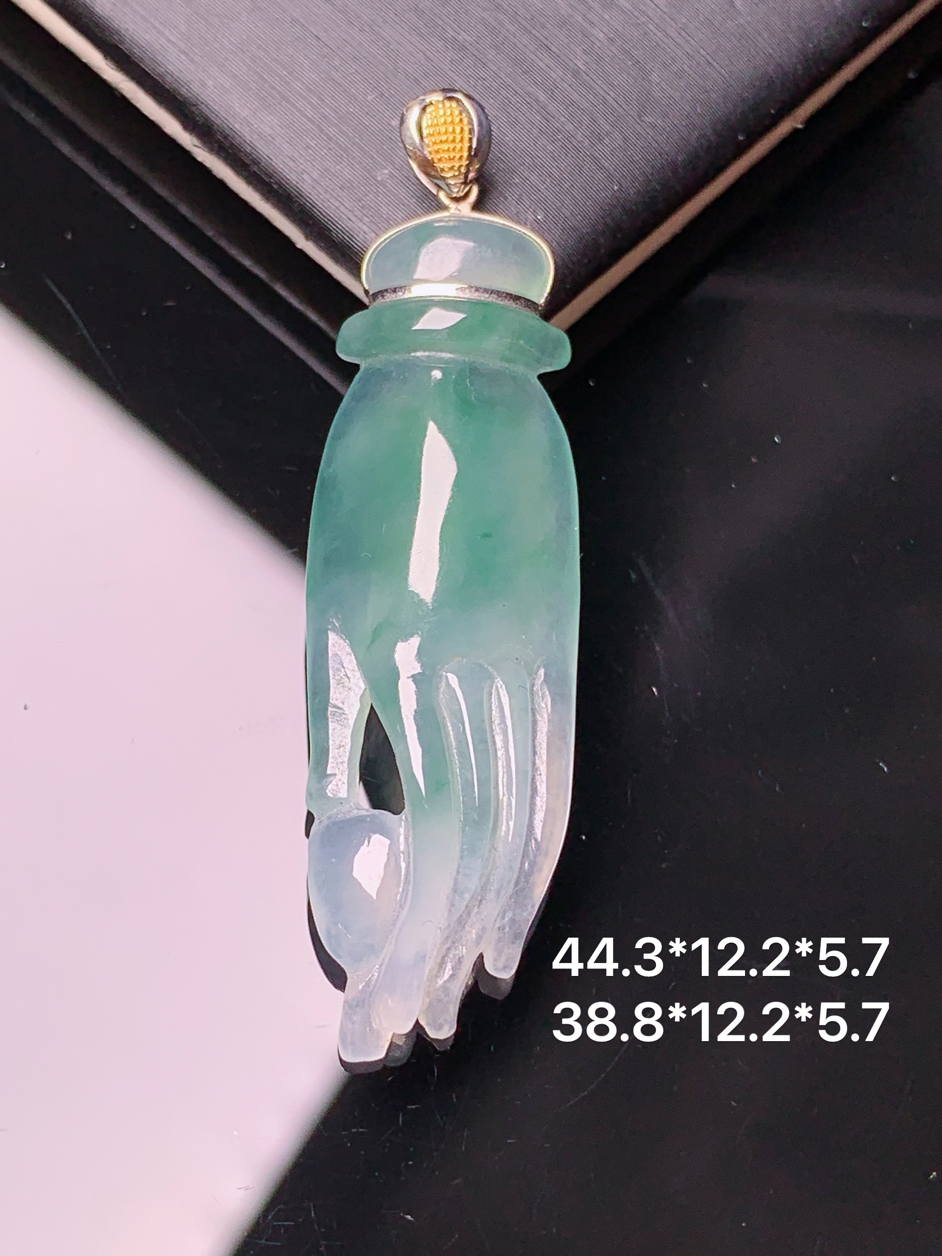 18k金镶嵌冰种飘绿掌上明珠吊坠 玉质细腻 色泽艳丽清新 水润亮眼 整体尺寸44.3*12.2*5.7a5