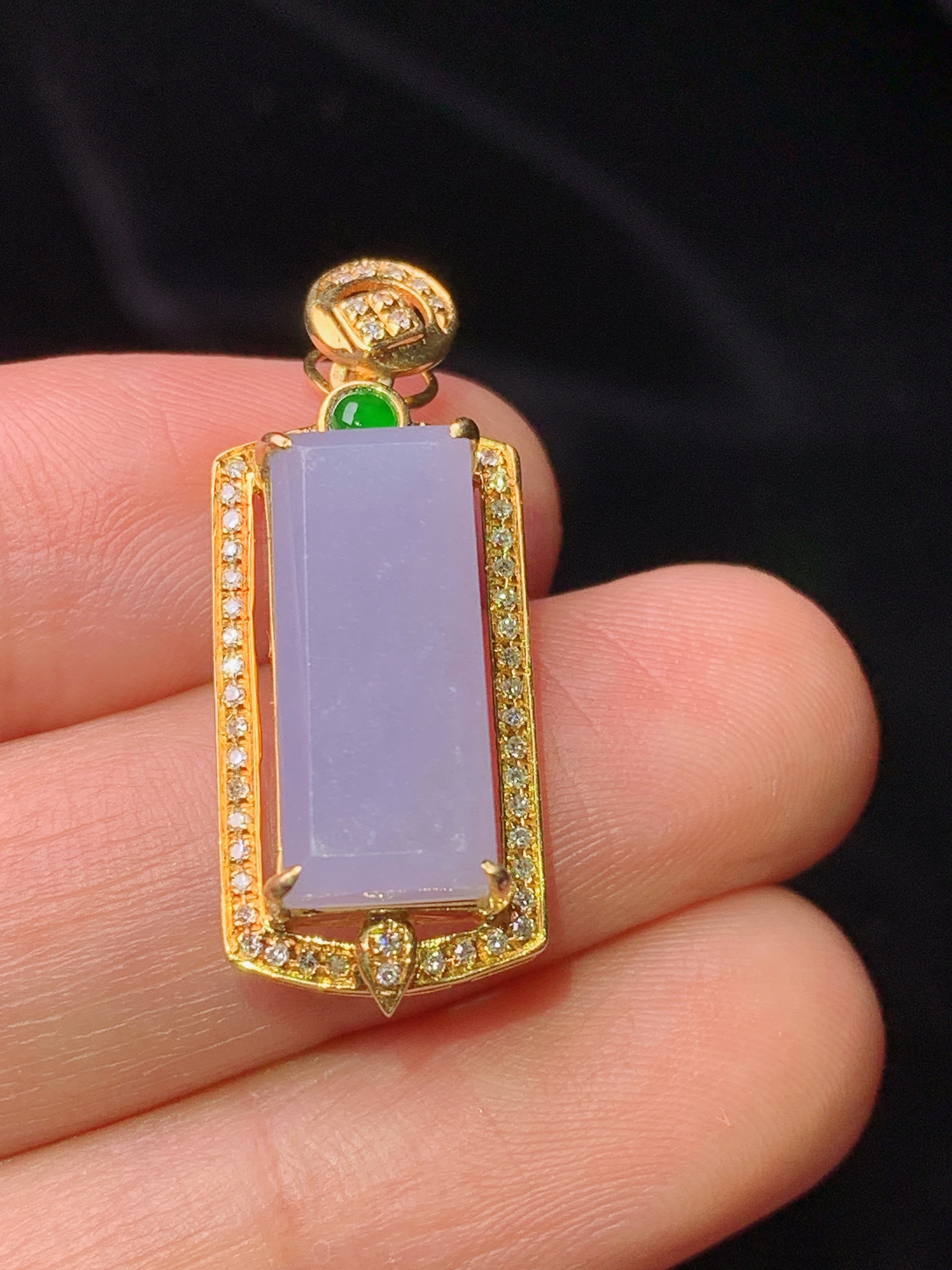 18k金钻镶嵌紫罗兰无事牌吊坠 玉质细腻 色泽艳丽清新 水润亮眼 整体尺寸28.8*11.2*7f3