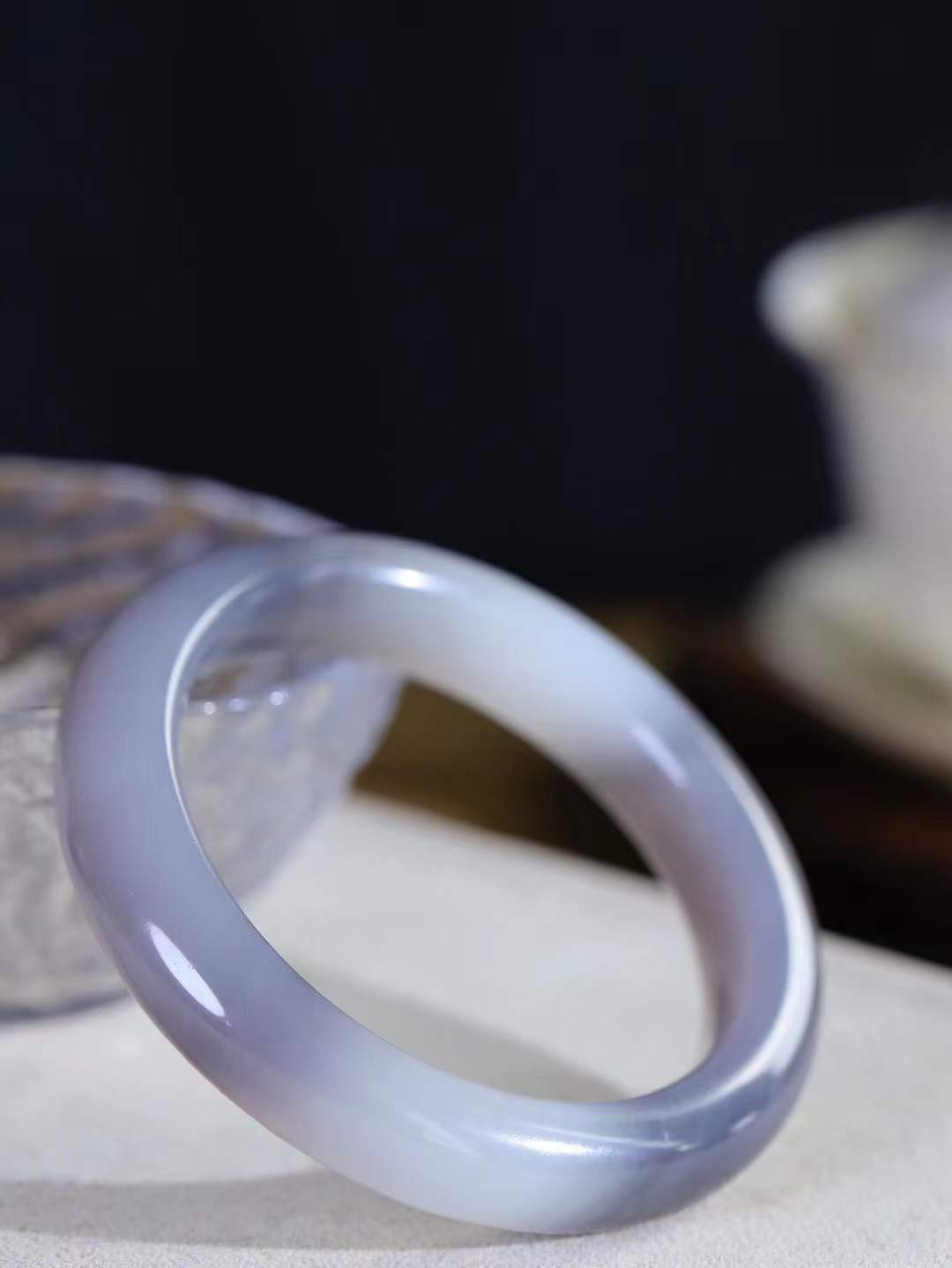 （温柔雅致.手镯）

精品️和田玉烟紫白玉双色手镯。镯型饱满，温润细腻，脂润沁香。️执一卷书，沏一盏茶，着一袭裙，戴一只镯。淡淡浅笺，素心若兰，静赏玉中诗画。悠悠岁月，芊手轻摘，盛满诗样芳华。重53.5克   尺寸53.5-12-9.5mm    FDL-6640500