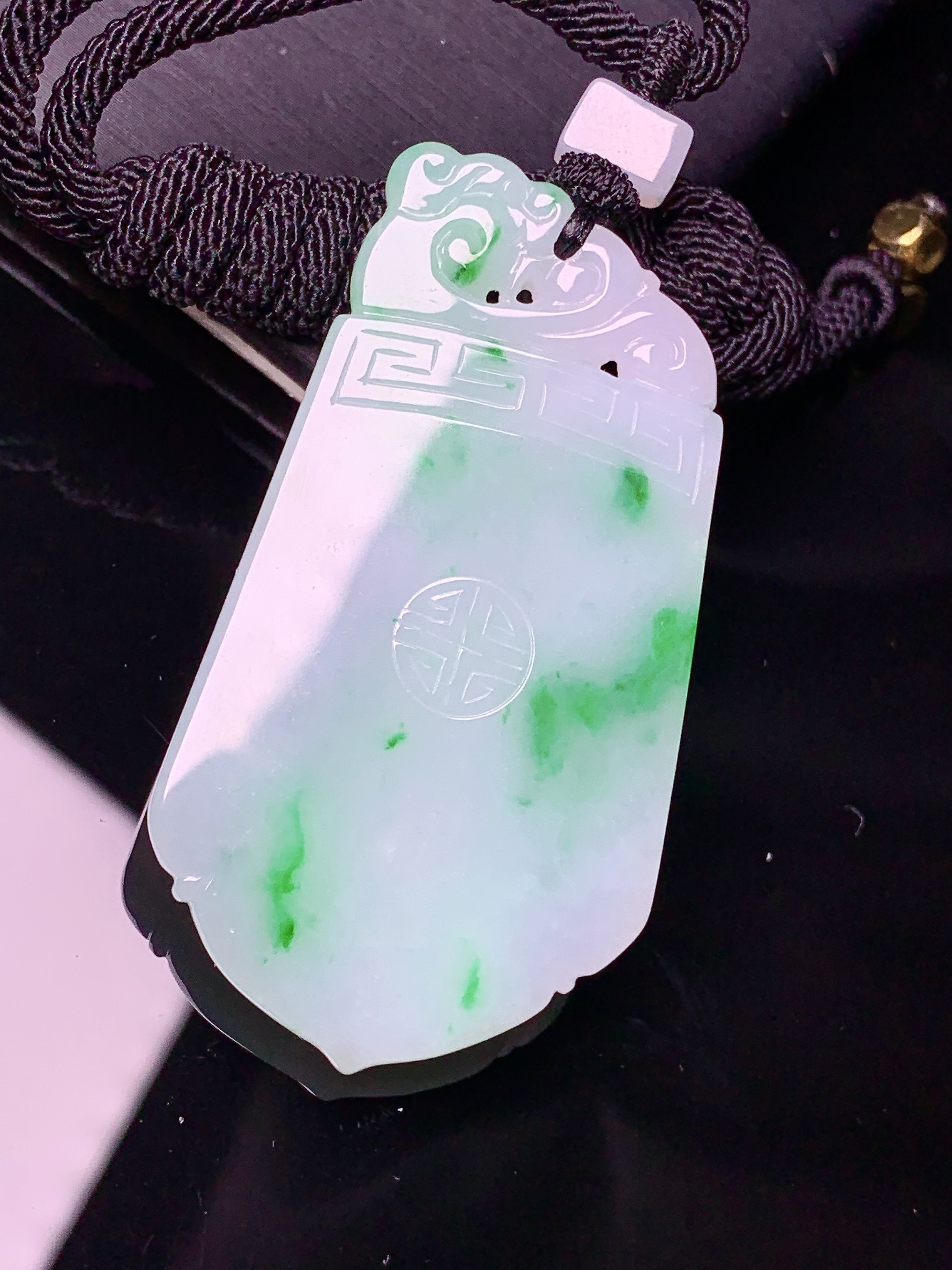 飘绿无事牌吊坠 玉质细腻 色泽艳丽清新 水润亮眼 整体尺寸51.5*27.8*3.7L1