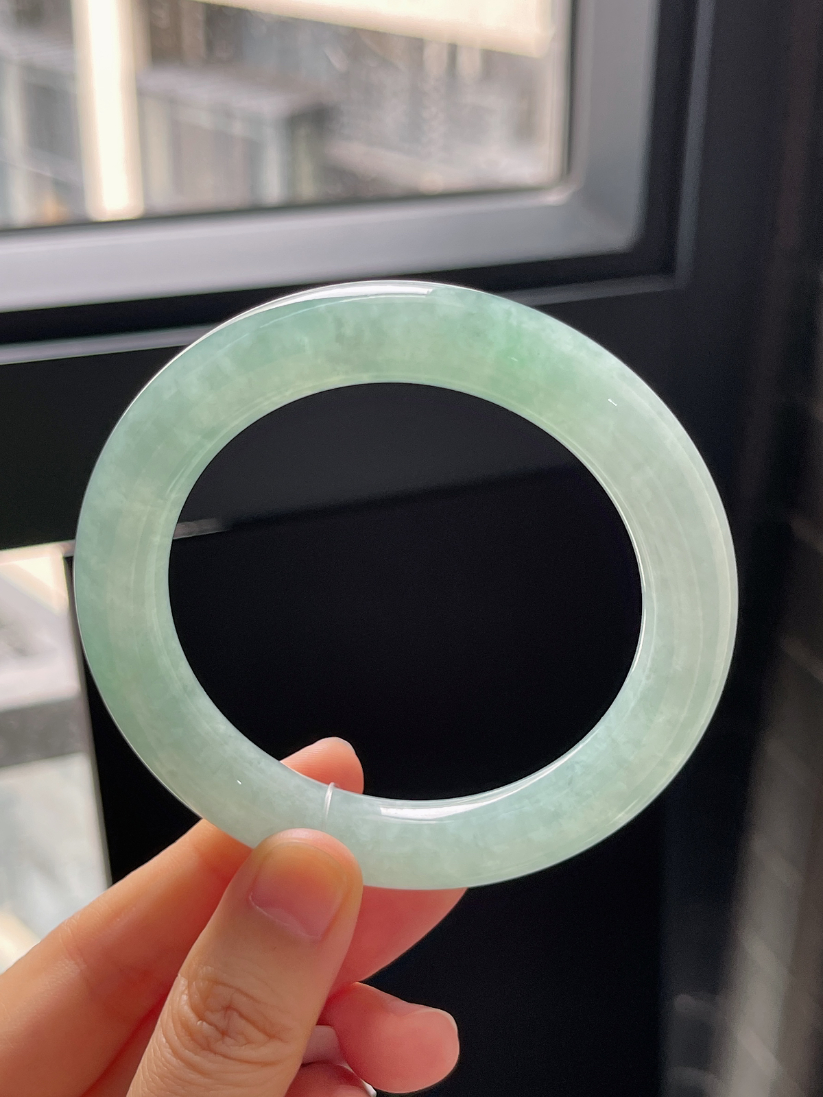 圆镯56.3圈口，翡翠冰糯种浅绿色手镯