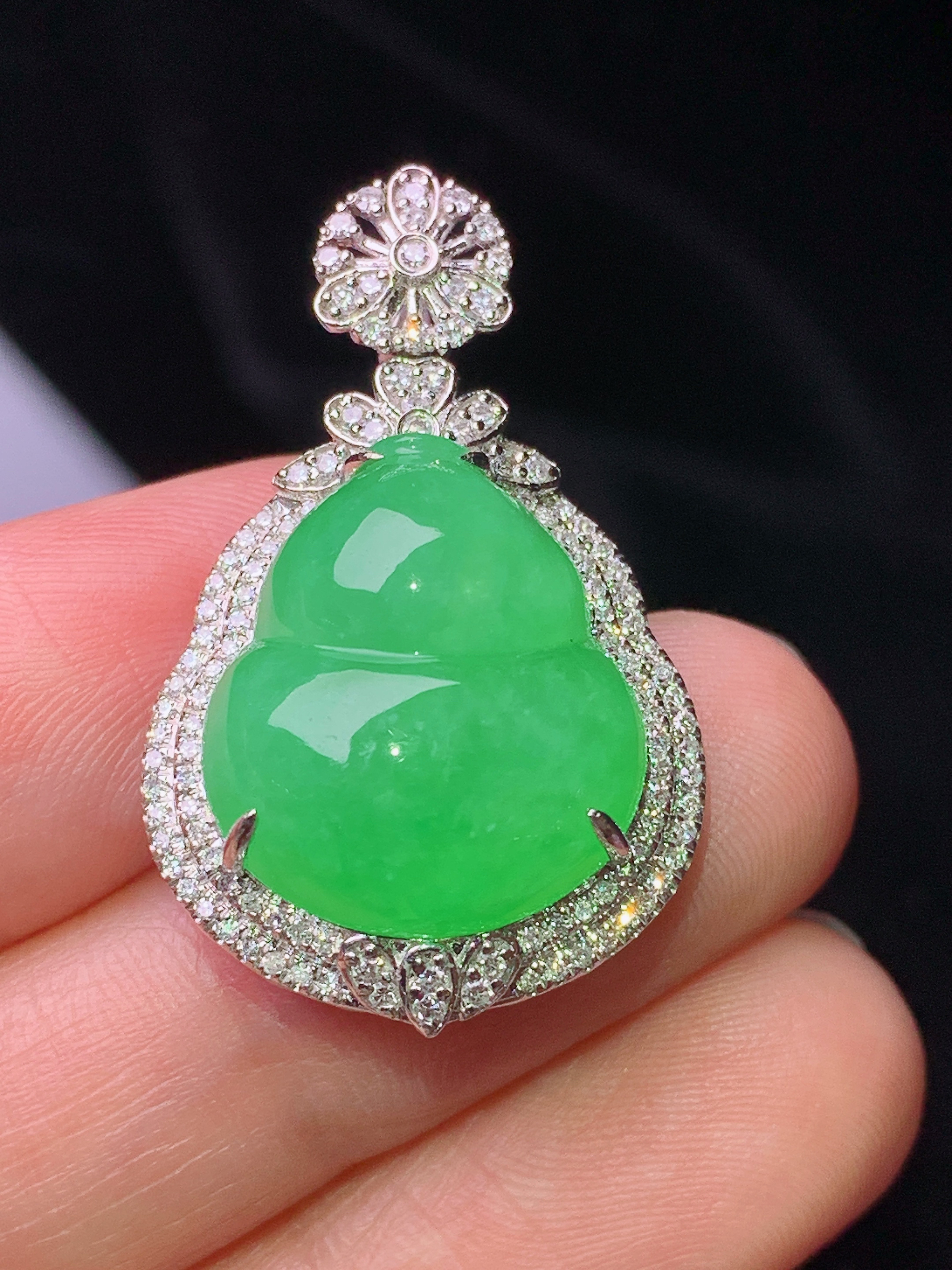 18k金钻镶嵌翠绿葫芦吊坠 玉质细腻 色泽艳丽清新 水润亮眼 整体尺寸31.2*19.3*9.2f3