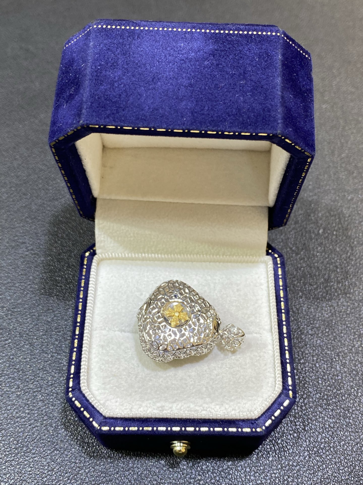 18Ｋ茅台白玻璃种起钢佛公吊坠
整体30.6/23.9/12.7
裸石18/20.5/3