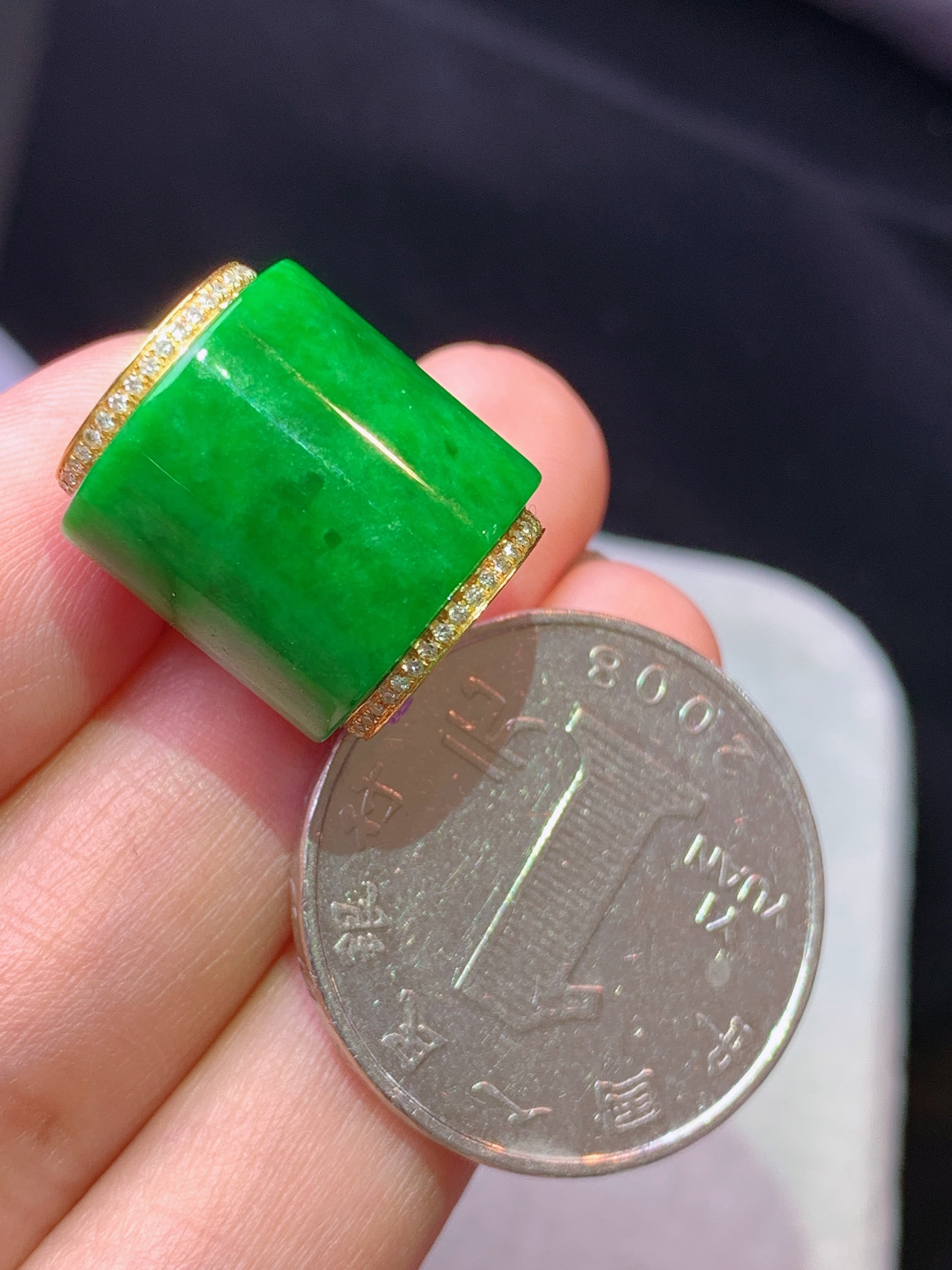 18k金钻镶嵌翠绿路路通吊坠 玉质细腻 色泽艳丽清新 水润亮眼 整体尺寸14.6*13.6b1