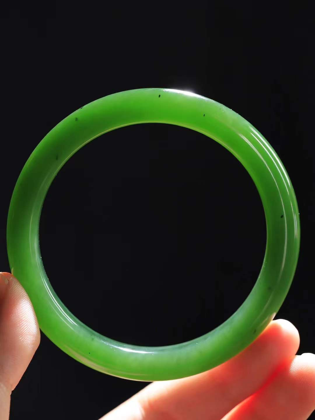 【温润如心.镯】

精品和田玉碧玉手镯，精选上等碧玉料，色泽清透，质地细腻。佩戴它，感受千年玉文化的温润与优雅，愿它为您带来平安与幸福。重52.5克  尺寸62-10.4-8.7mm  1040211A