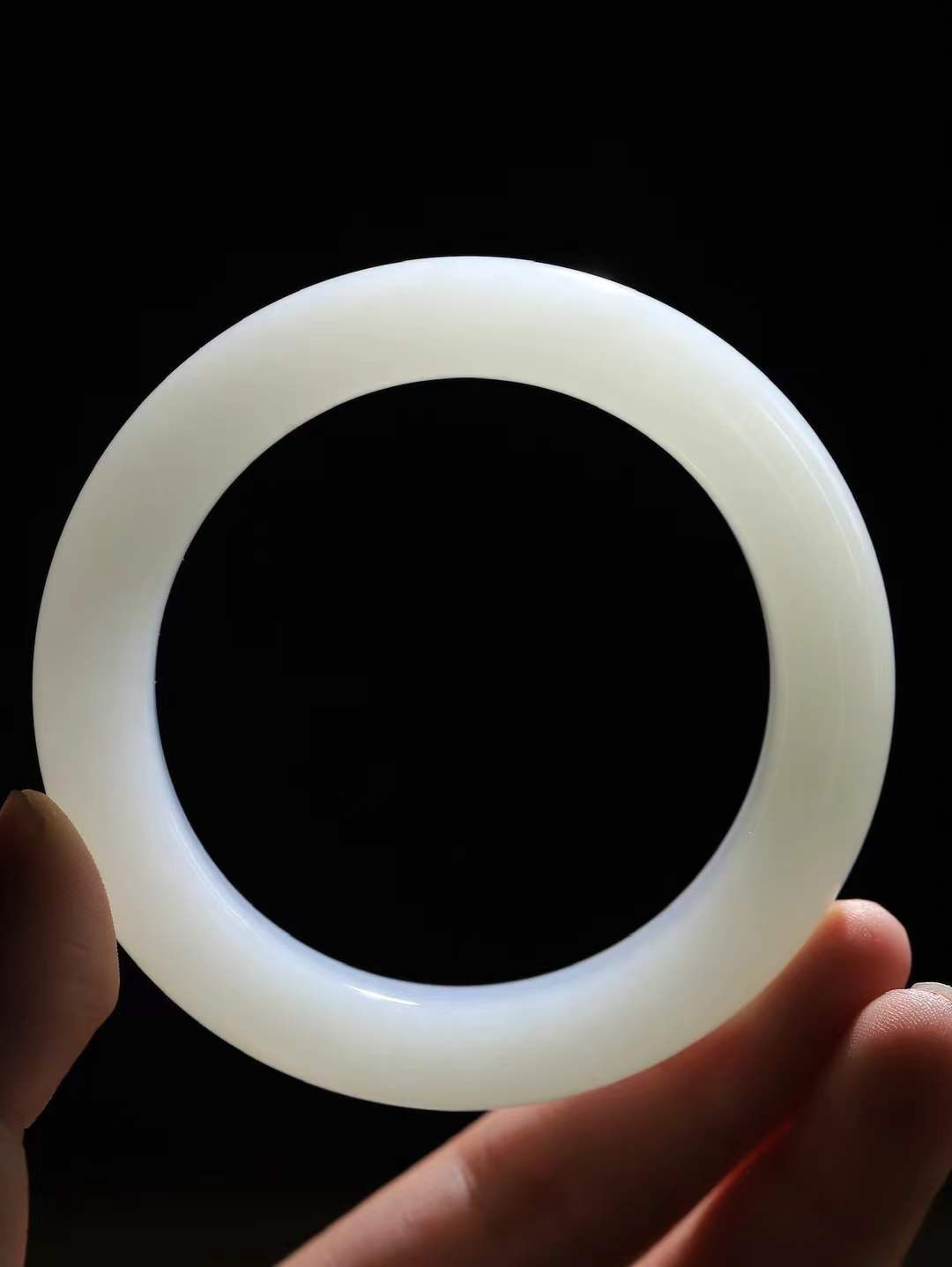 （温柔雅致.手镯）

精品和田玉白玉手镯。镯型饱满，温润细腻，脂润沁香。️执一卷书，沏一盏茶，着一袭裙，戴一只镯。淡淡浅笺，素心若兰，静赏玉中诗画。悠悠岁月，芊手轻摘，盛满诗样芳华。重82.2克   尺寸58-13.5-11.6mm    FDA-3240200