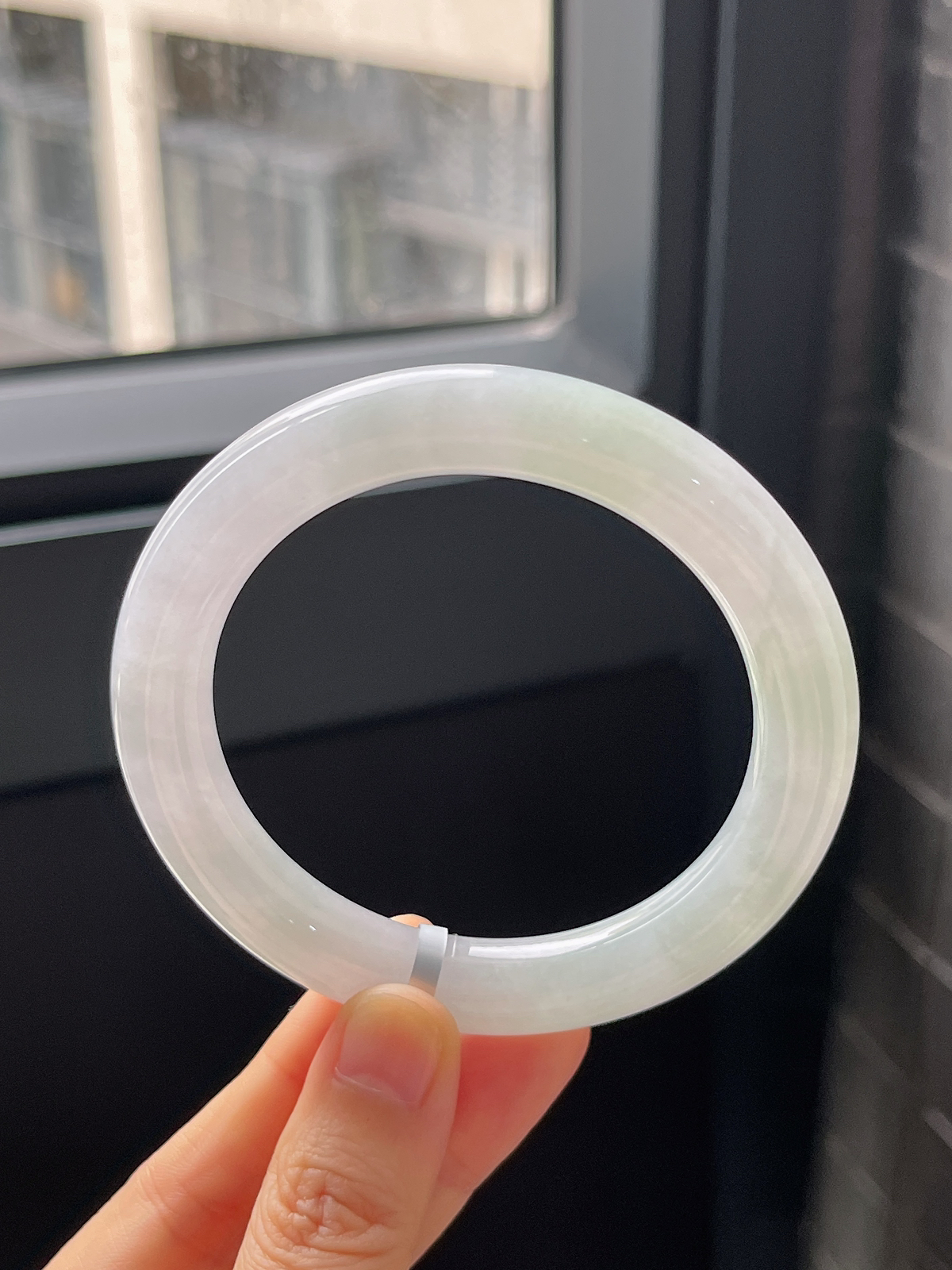 圆镯57圈口，翡翠冰糯种淡绿色手镯