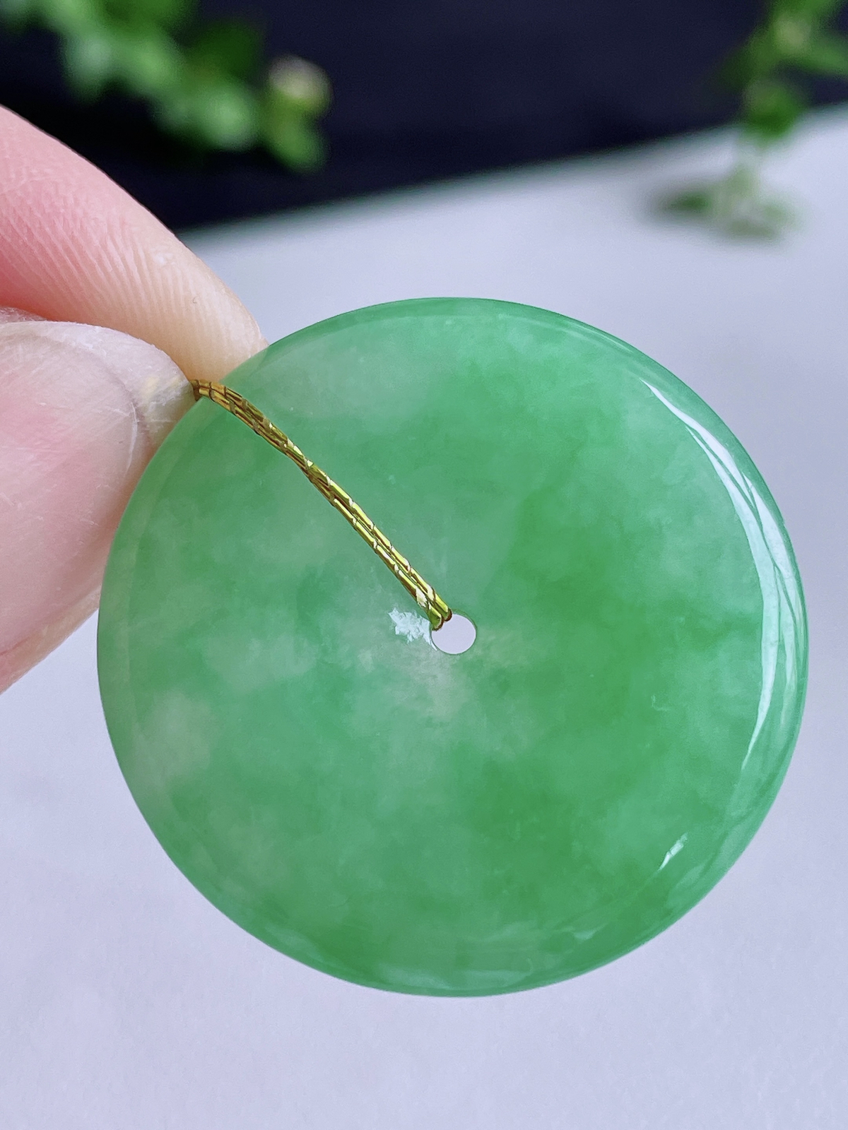 【裸石】冰阳绿平安扣吊坠
【说明】缅料 性价比高  
【尺寸】29-4.6.