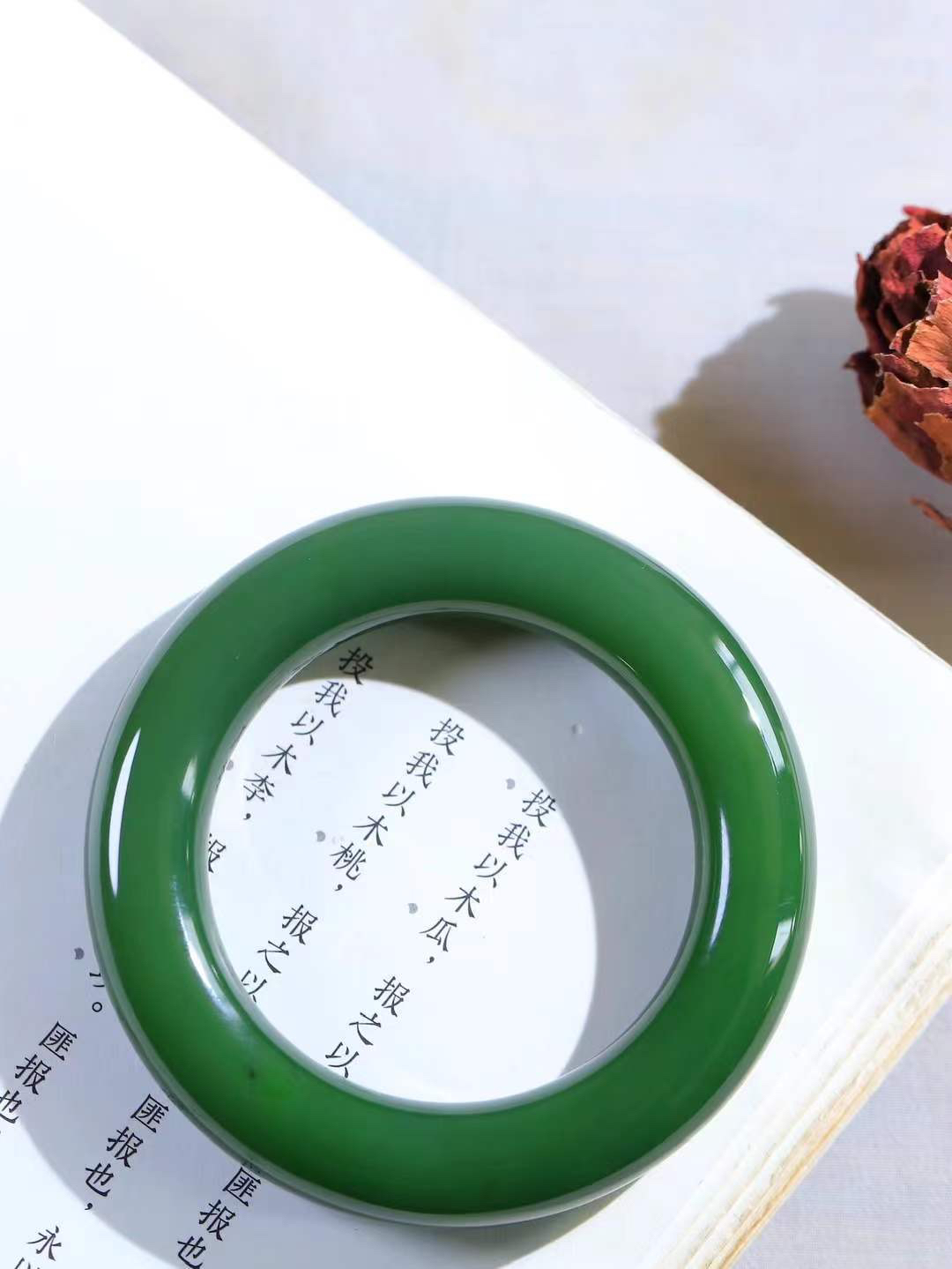 （碧色荡漾.手镯）

收藏级臻品和田玉碧玉圆条手镯，灼灼其华想像靓妆淡伫 ，腕间绿意跳脱冰壶莹，坐间静对，姑射仙姿潇洒处，艳冶最奇料子油润滋腻镯型饱满，手感上佳。重79.6克   内径50mm尺寸13-12.8mm  2440513T