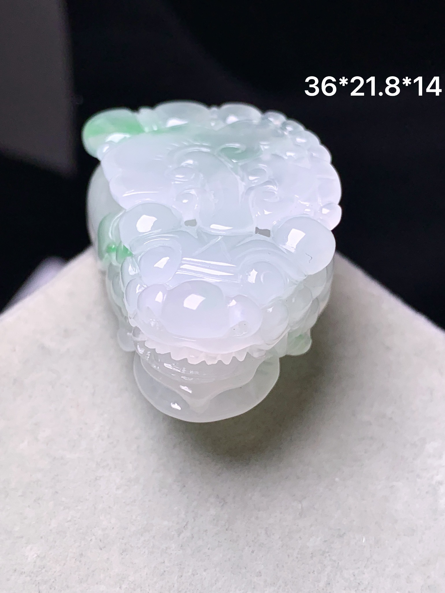 飘绿貔貅吊坠 玉质细腻 色泽艳丽清新 水润亮眼 整体尺寸36*21.8*14a2