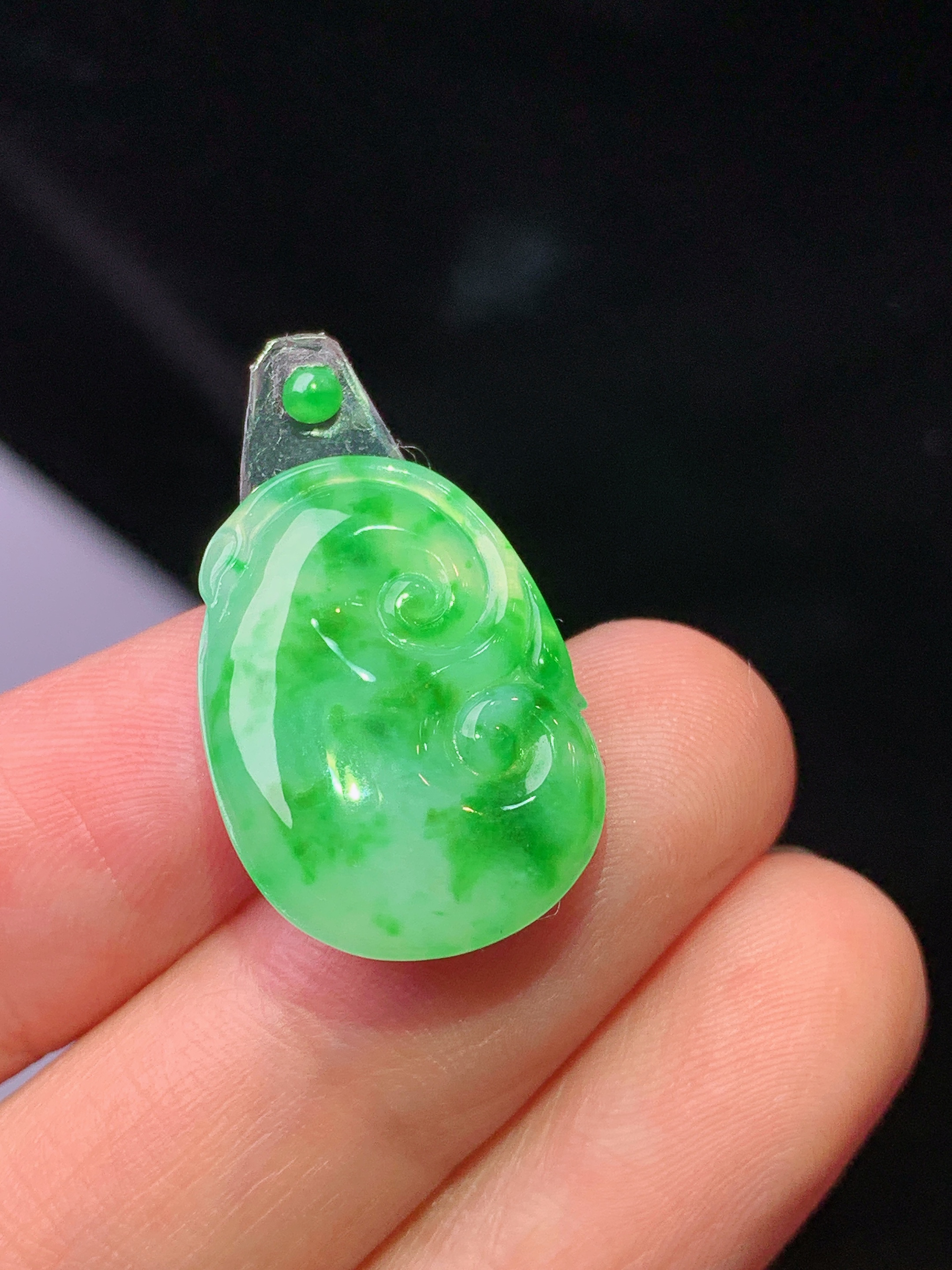 镶嵌款 飘绿如意吊坠 玉质细腻 色泽艳丽清新 水润亮眼 整体尺寸21.2*15*3*2x