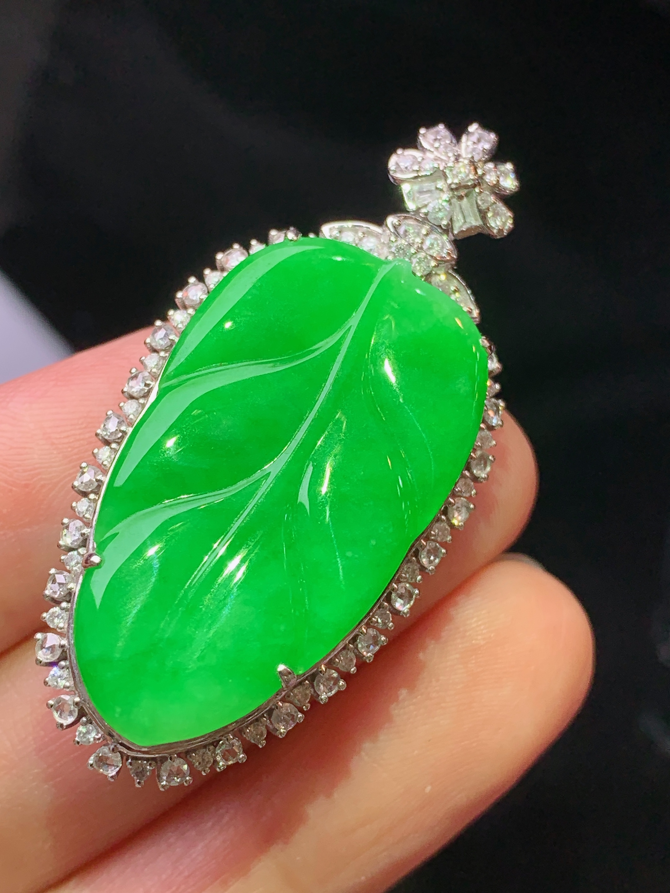 18k金钻镶嵌满绿树叶吊坠 玉质细腻 色泽艳丽清新 水润亮眼 整体尺寸44.2*21.5*9.5L2