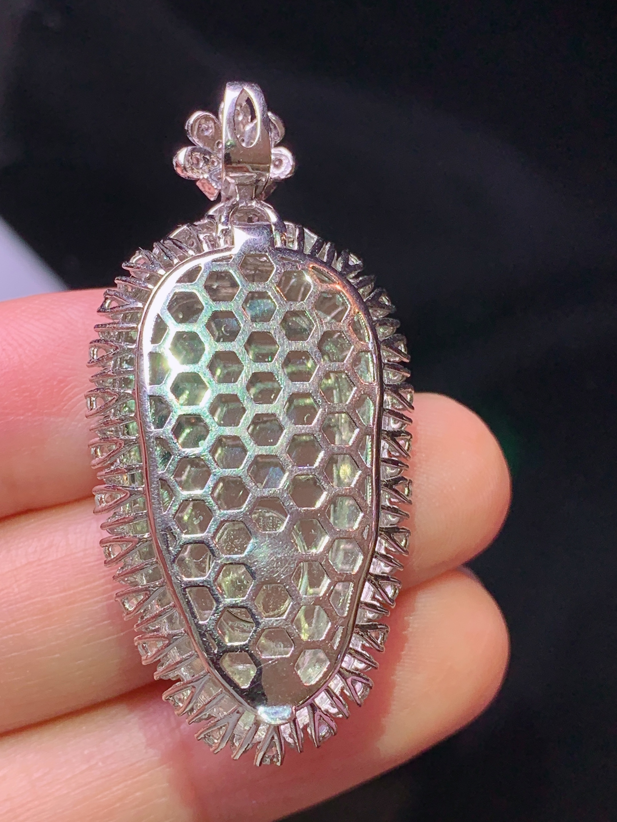 18k金钻镶嵌满绿树叶吊坠 玉质细腻 色泽艳丽清新 水润亮眼 整体尺寸44.2*21.5*9.5L2