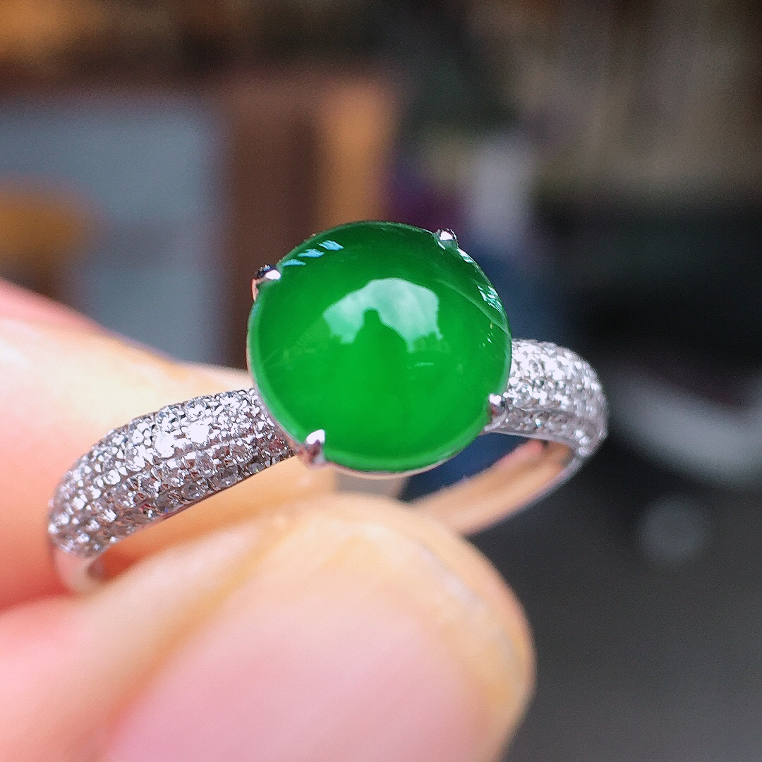 阳绿蛋面戒指，色泽均匀艳丽，玉质细腻，荧光感超
强，饱满圆润，尽显优雅气质，18k
金豪华镶嵌