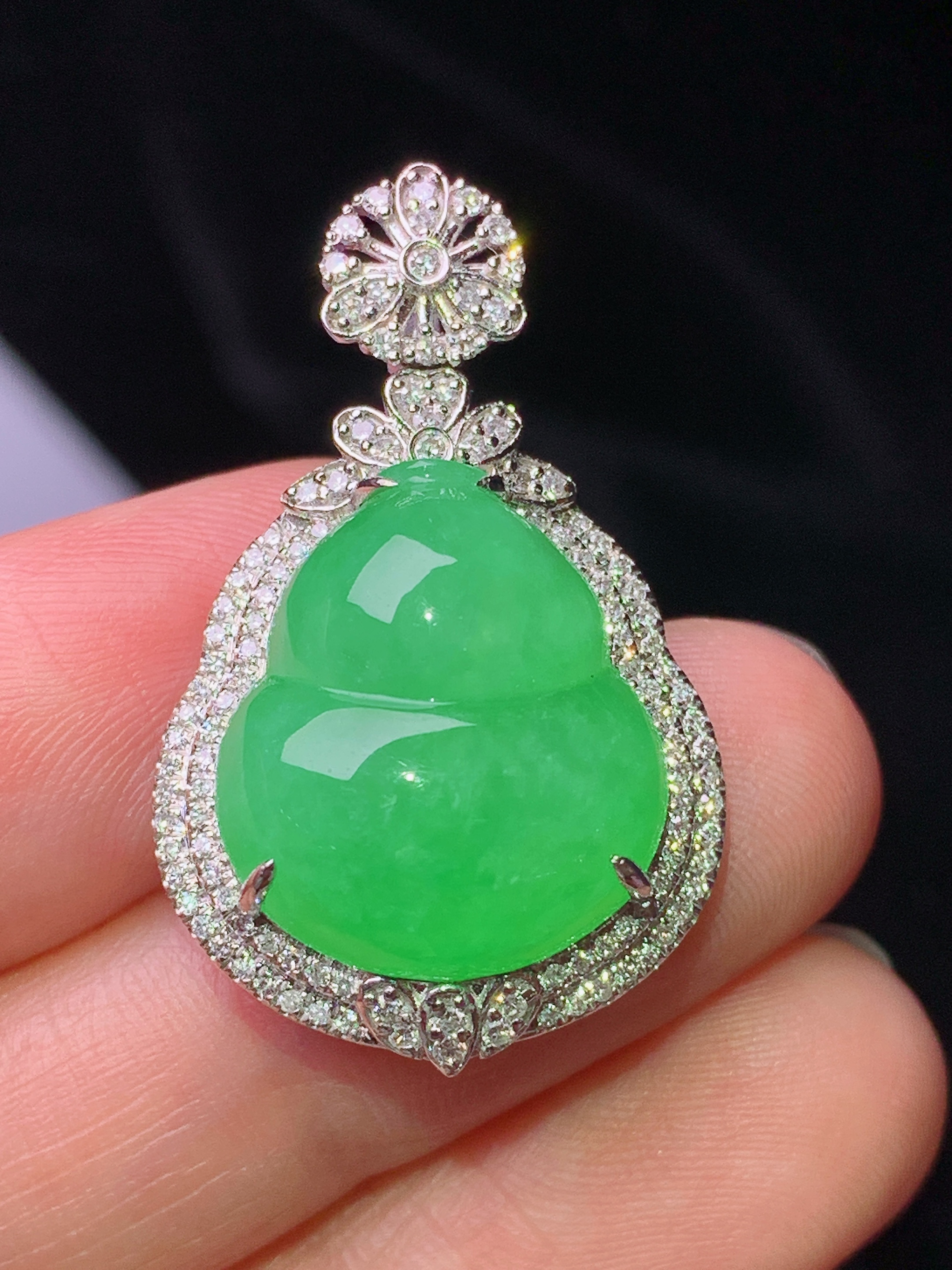 18k金钻镶嵌翠绿葫芦吊坠 玉质细腻 色泽艳丽清新 水润亮眼 整体尺寸31.2*19.3*9.2f3