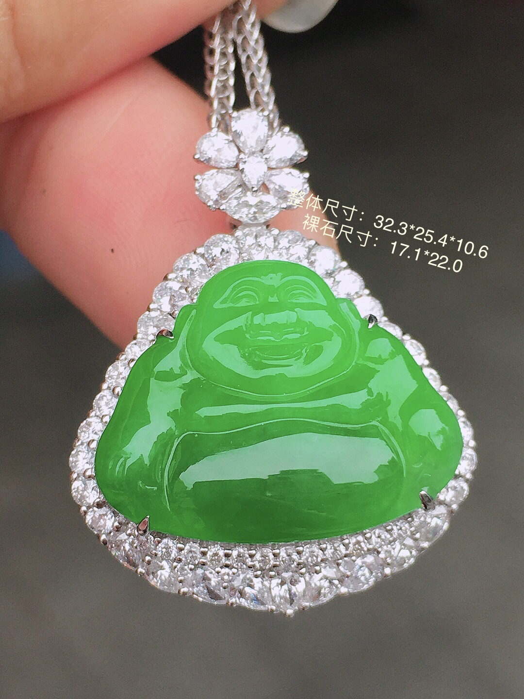 阳绿佛公吊坠，色泽均匀艳丽，玉质细腻，荧光感超
强，饱满圆润，尽显优雅气质，18k
金豪华镶嵌