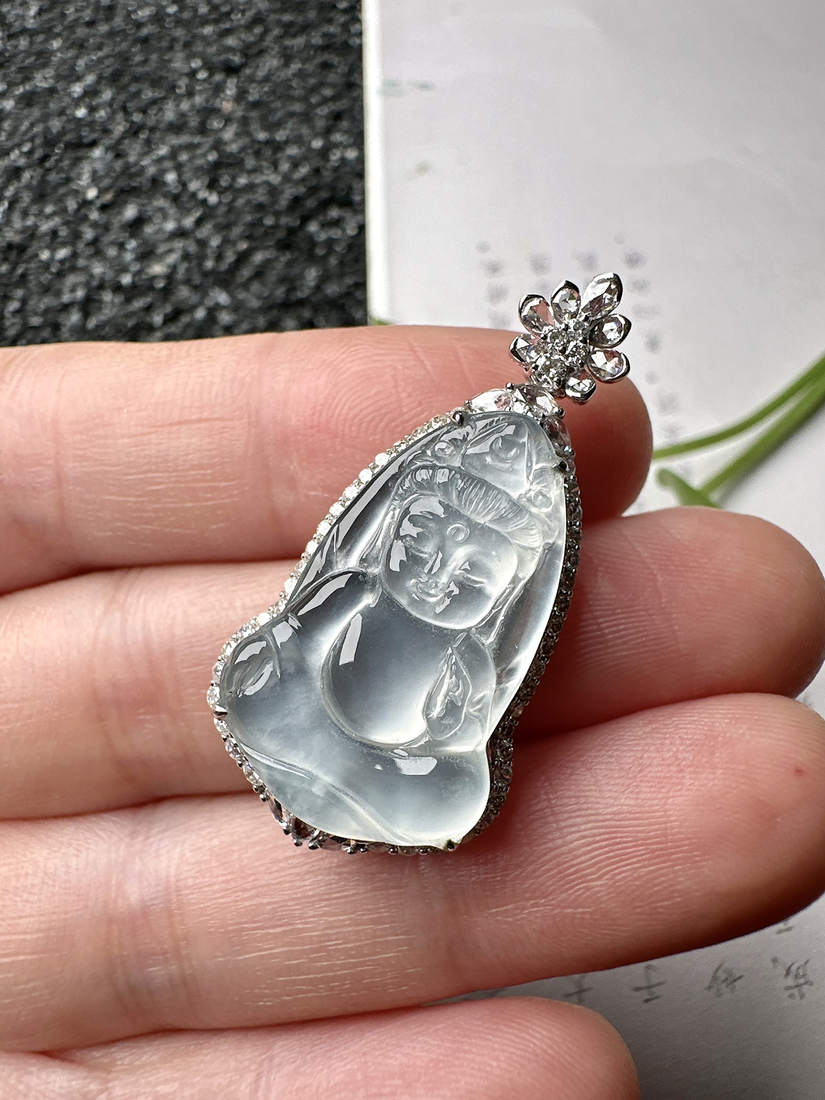 【冰种宝宝观音吊坠】种水上乘，晶莹剔透，纯净通透，莹光感很强，18k金钻镶嵌，裸石尺寸25*16*2.8毫米