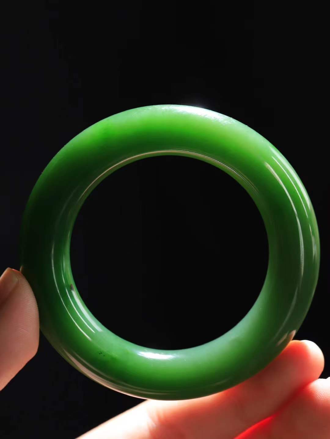 （碧色荡漾.手镯）

收藏级臻品和田玉碧玉圆条手镯，灼灼其华想像靓妆淡伫 ，腕间绿意跳脱冰壶莹，坐间静对，姑射仙姿潇洒处，艳冶最奇料子油润滋腻镯型饱满，手感上佳。重79.6克   内径50mm尺寸13-12.8mm  2440513T