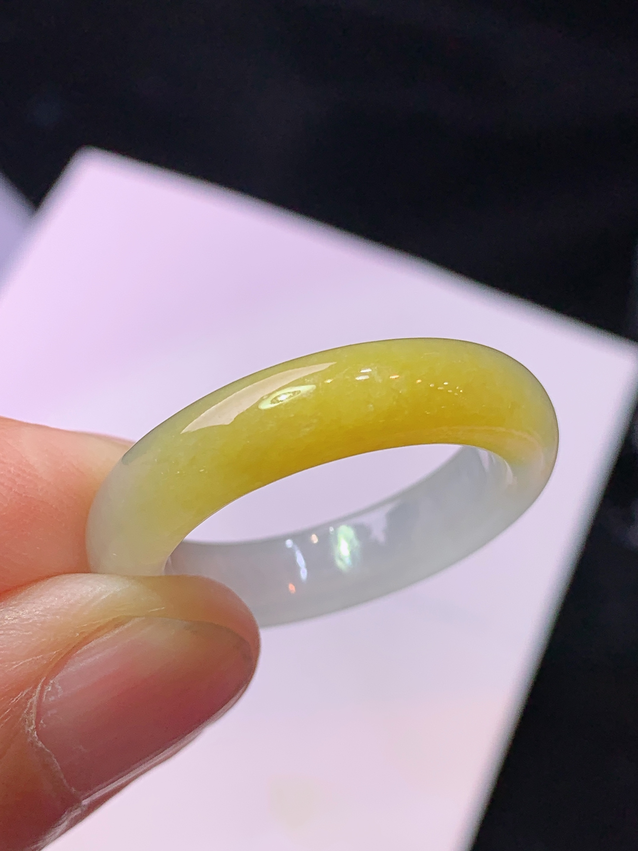 飘黄翡指环 玉质细腻 色泽艳丽清新 水润亮眼 圈口18 整体尺寸25.8*5.2*3.8w1