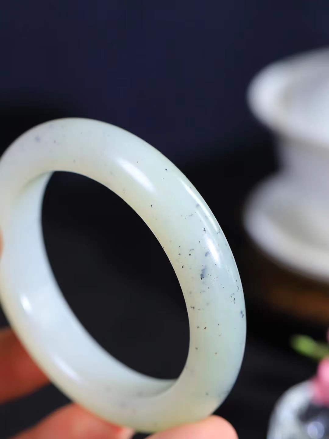 【婉约佳人.手镯】

精品️和田玉手镯 玉质温润细腻 油性十足 手感舒适，高华雅逸，线条流畅，简约大气，美自天成，素雅高贵。佩戴于腕间，婉约之美，举手投足间透出那份低调奢华。重71克 内径56.5mm  尺寸13.6-10.3mm   FDT-7845333