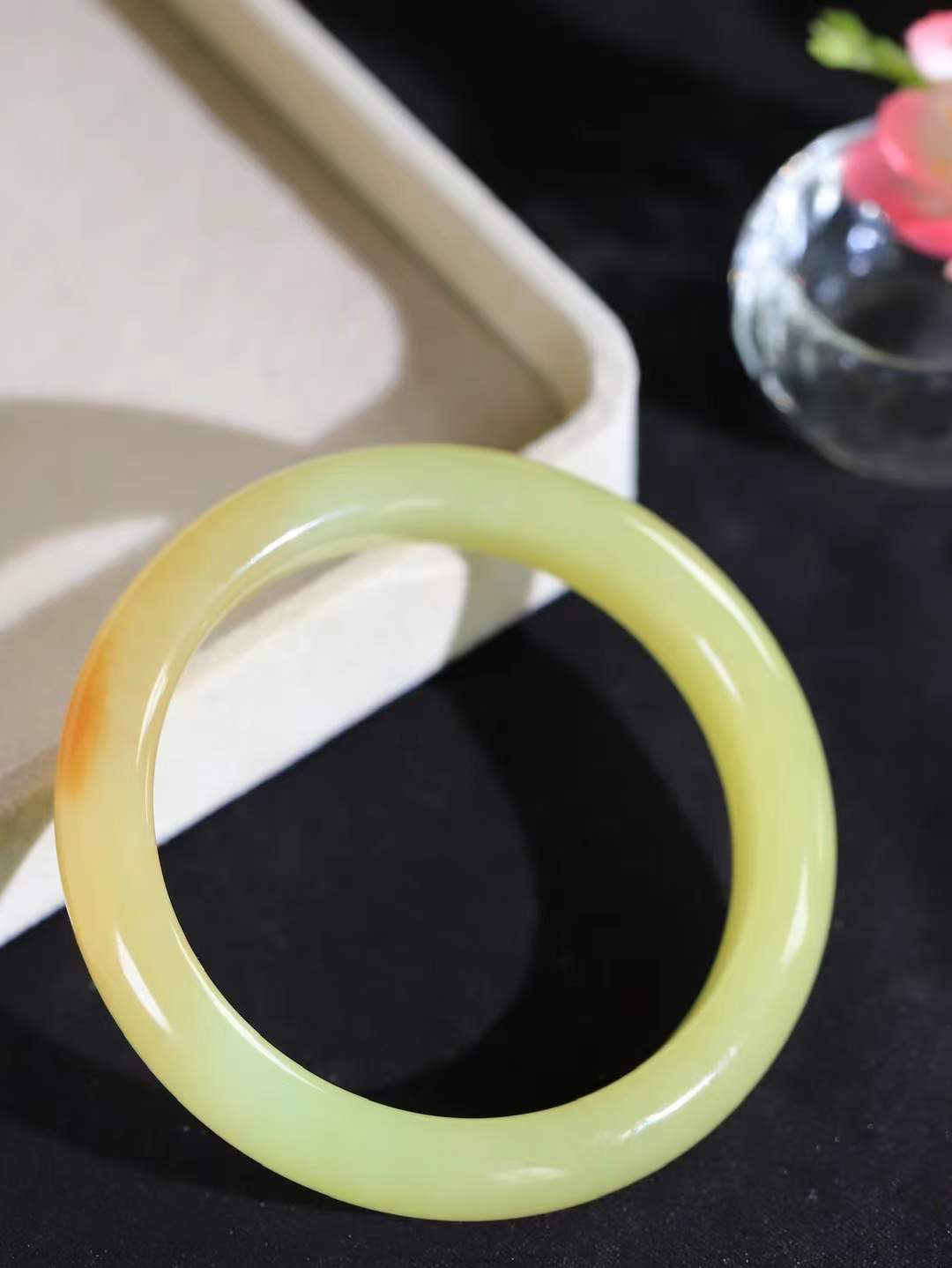 （一见倾心.手镯）

精品和田玉黄口带糖手镯，玉质温润细腻 油性十足 手感舒适，高华雅逸，线条流畅，简约大气，美自天成，素雅高贵。佩戴于腕间，婉约之美，举手投足间透出那低调奢华。重51.2克  尺寸56.5-11.8-8.6mm1647330T