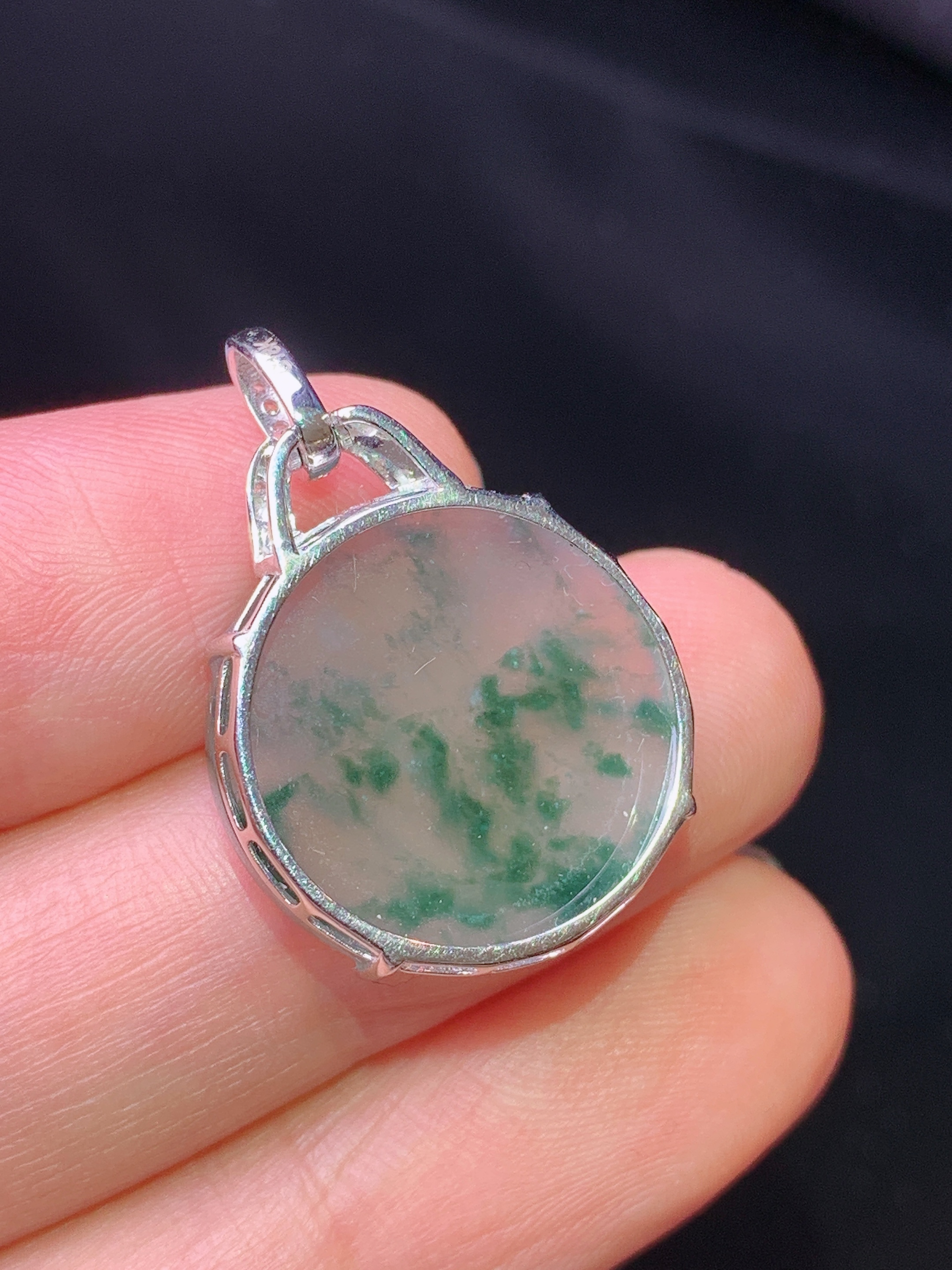 18k金钻镶嵌冰种飘绿圆牌吊坠 玉质细腻 色泽艳丽清新 水润亮眼 整体尺寸25.8*17.5*4.8b1