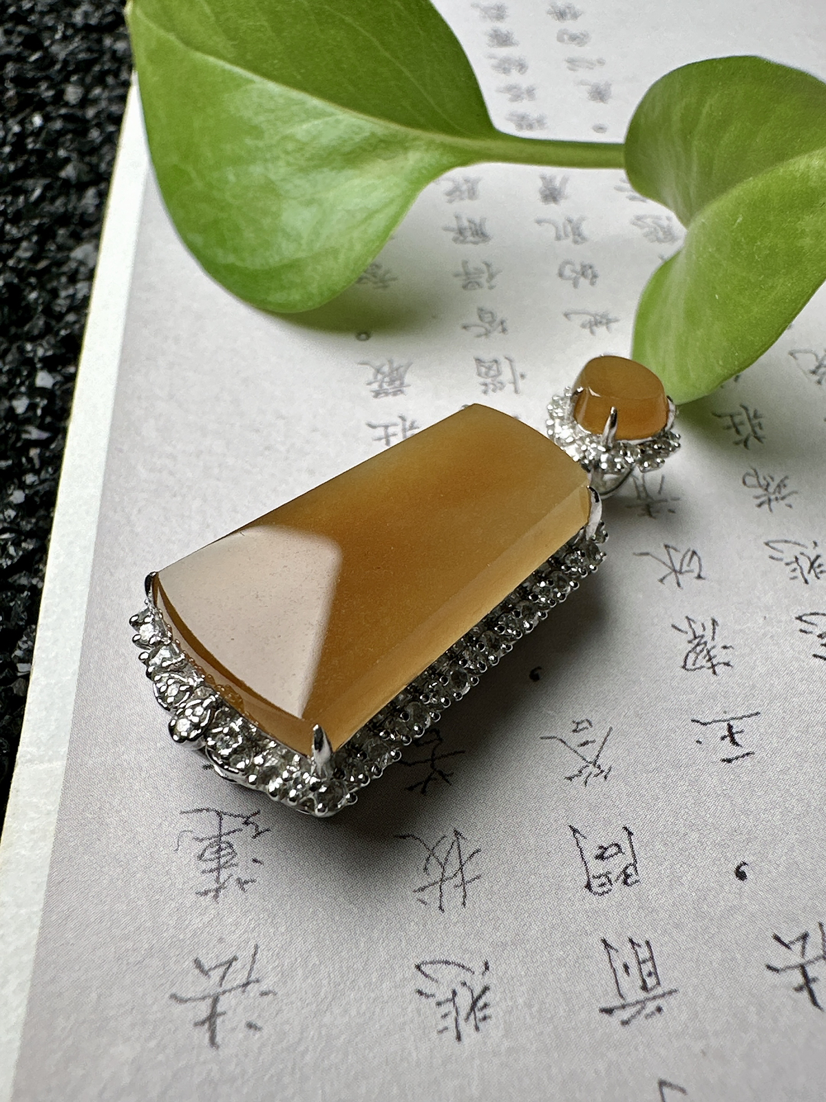 【冰种黄翡无事牌吊坠】质地细腻，冰润通透，晶莹闪亮。收藏品质，18k金钻镶嵌，裸石尺寸22.2*12*3.8毫米