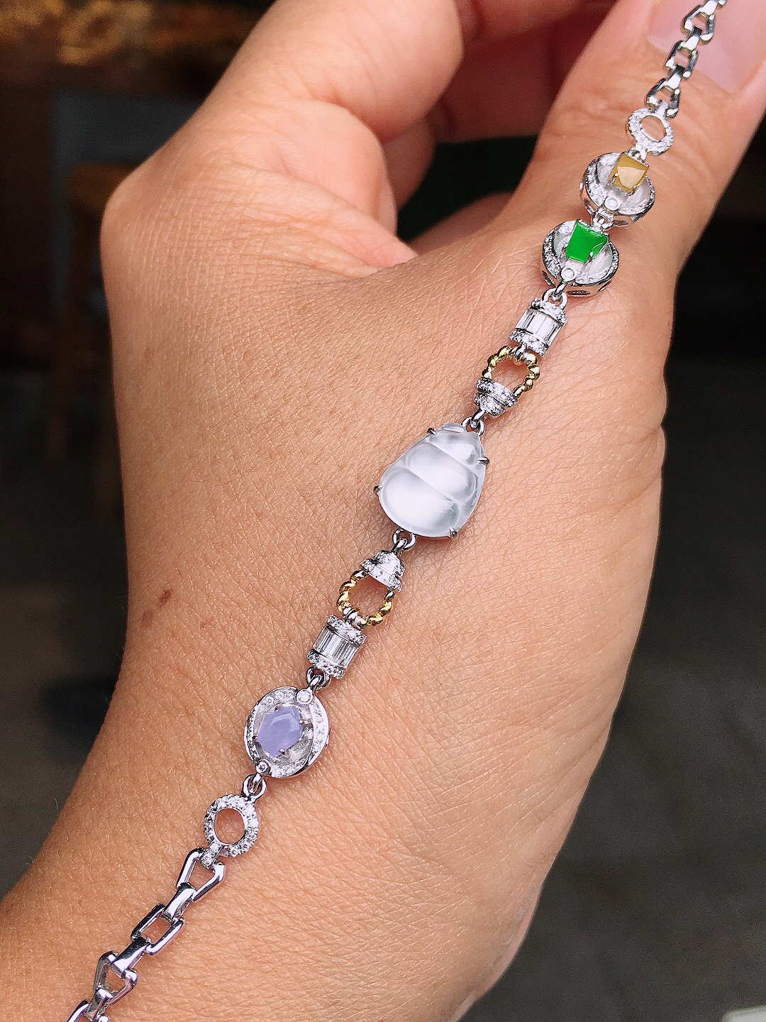 多彩特色手链，色泽均匀艳丽，玉质细腻，荧光感超
强，饱满圆润，尽显优雅气质，18k
金豪华镶嵌