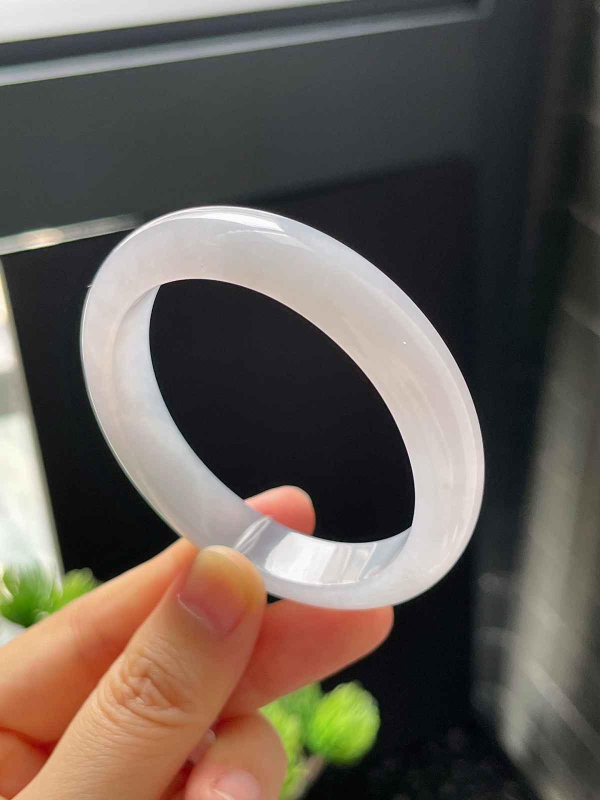 贵妃镯52.5圈口，翡翠冰糯种淡绿色手镯