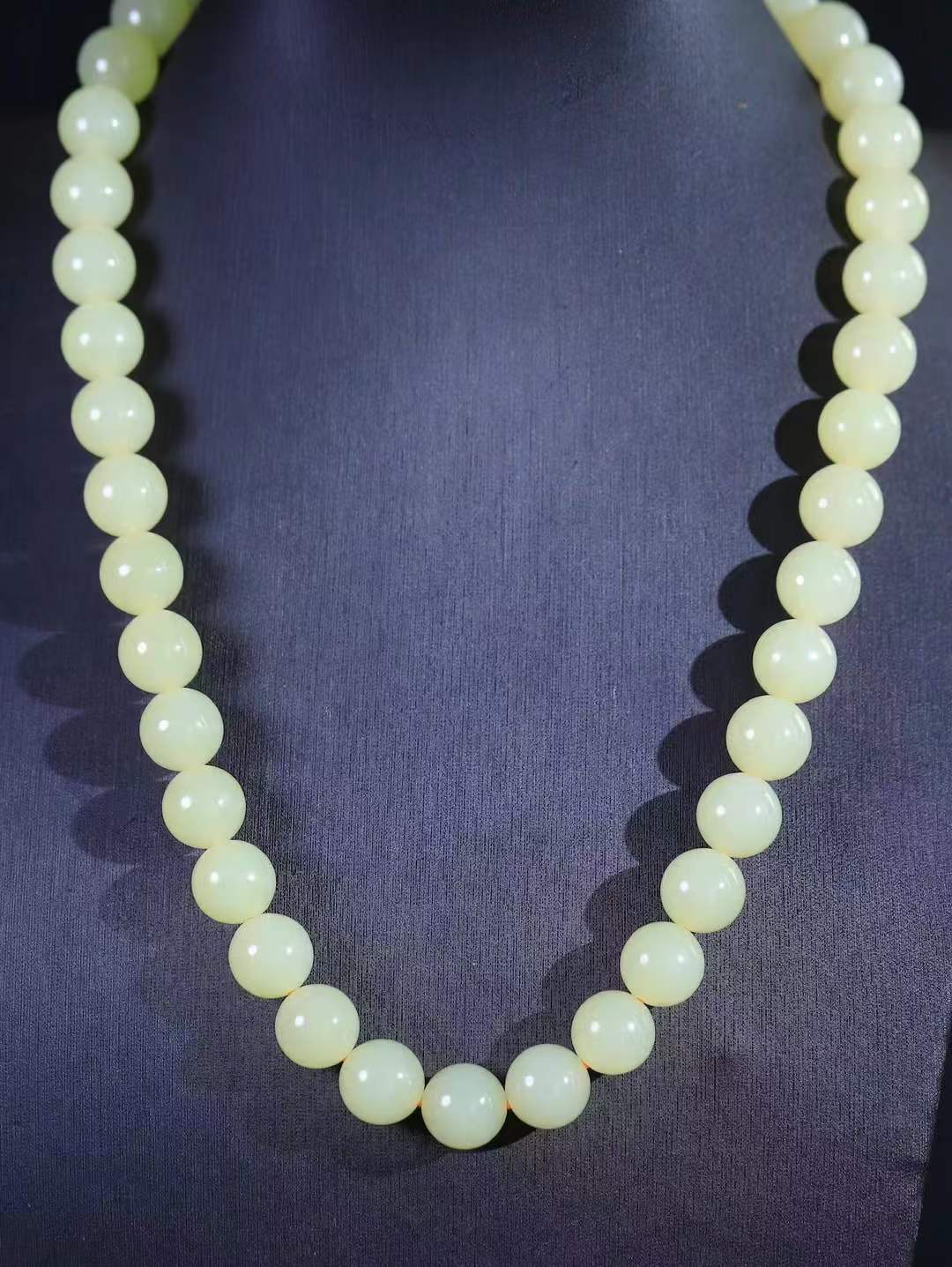 【珠圆玉润.项链】

精品和田玉黄口珠圆玉润项链 玉质细腻油润 饱满光滑 质朴无华，悠远简单，人心境界远，百世修炼深，心灵常驻善意持，觉悟人生百世修。重107.2克 尺寸取一12mm  FDL-2240522