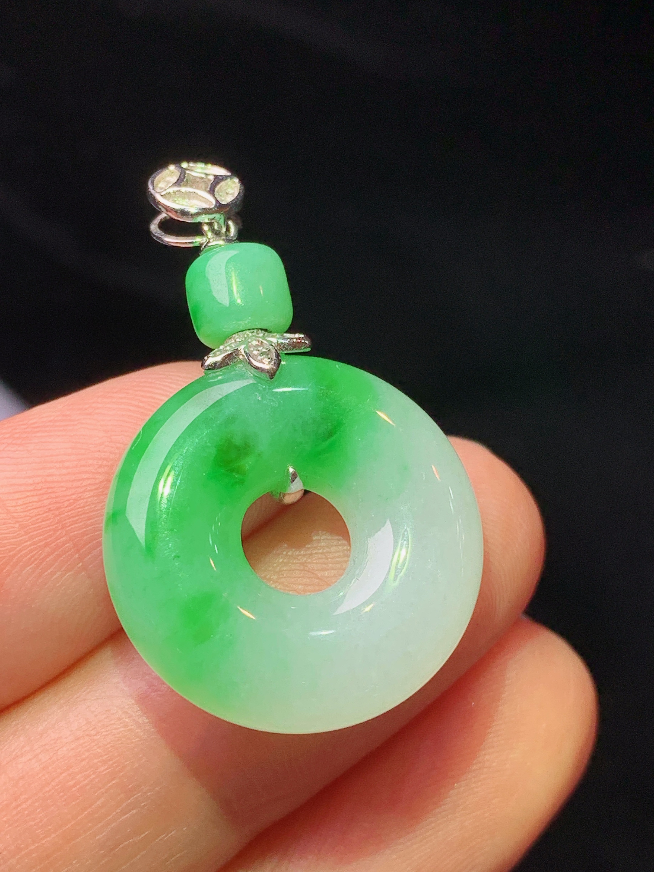 18k金钻镶嵌飘绿平安环吊坠 玉质细腻 色泽艳丽清新 水润亮眼 整体尺寸32.6*50*5.6m1