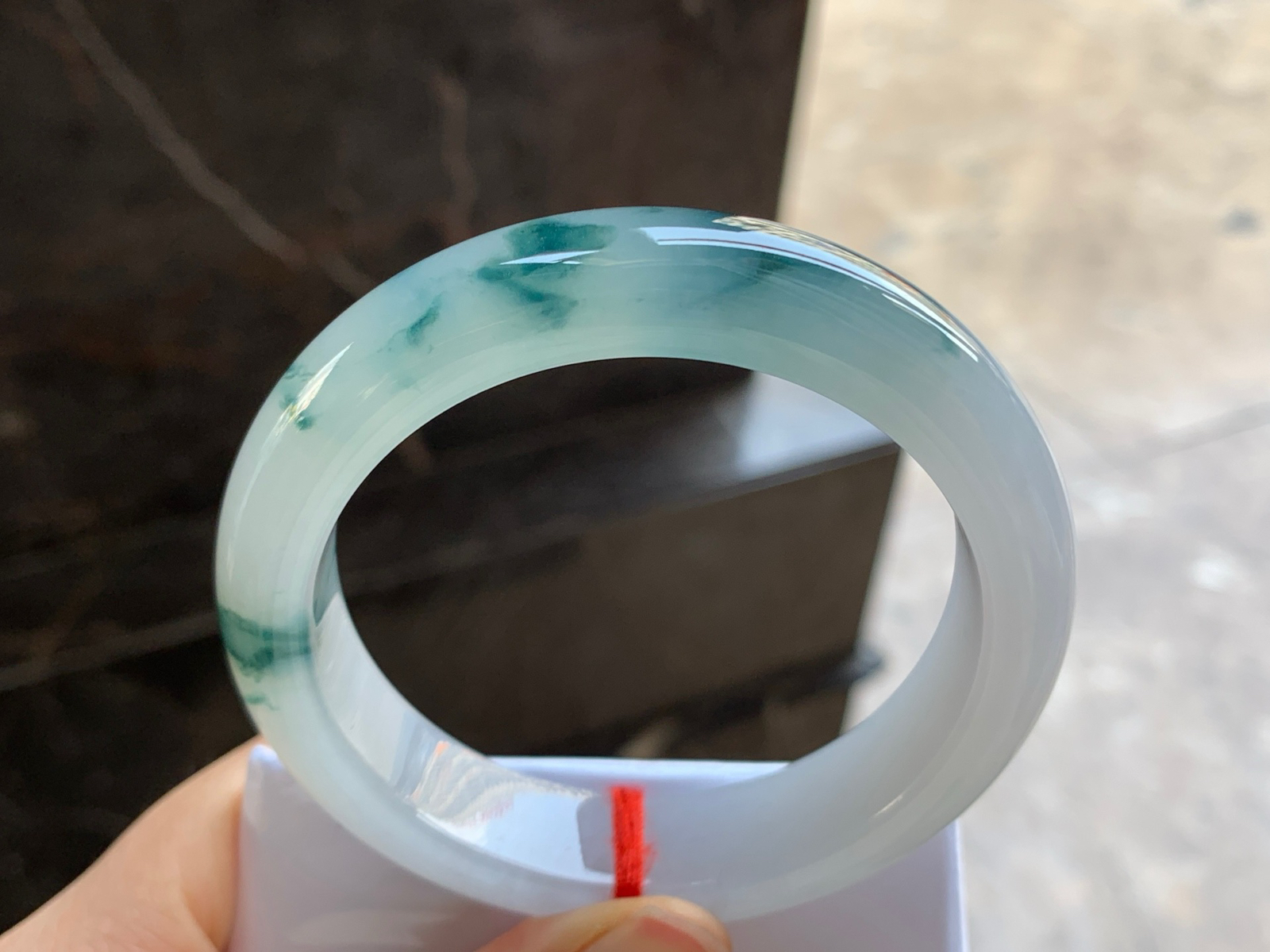 56.5-14-9.2

蓝花手镯^_^玉质温润 细腻