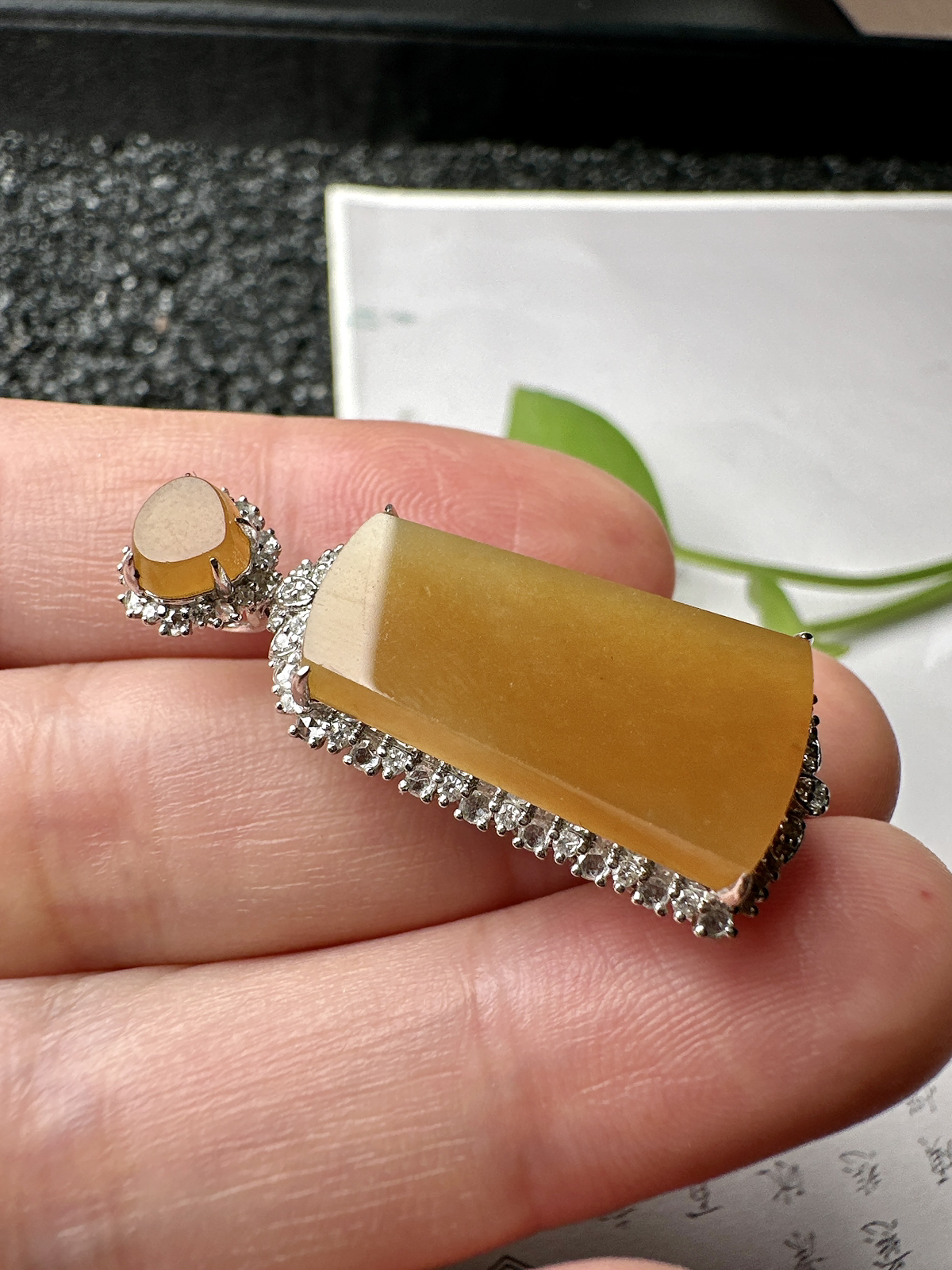 【冰种黄翡无事牌吊坠】质地细腻，冰润通透，晶莹闪亮。收藏品质，18k金钻镶嵌，裸石尺寸22.2*12*3.8毫米