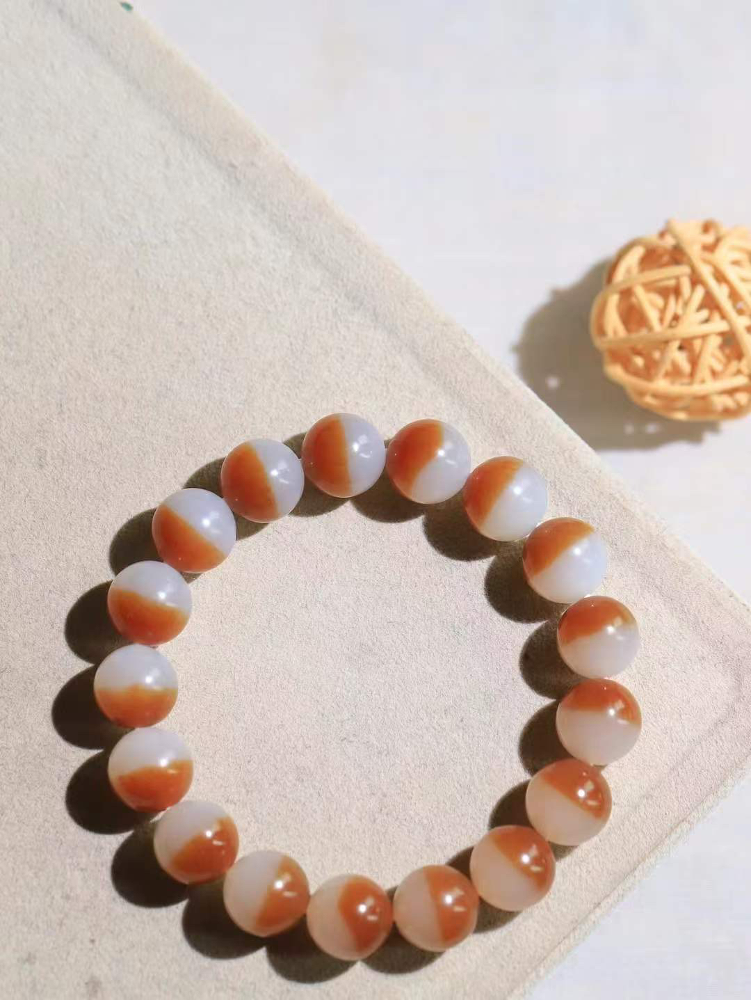 【珠圆玉润.手串】

精品和田玉糖白玉珠圆玉润手串 玉质温润细腻  整串打磨圆润，佩戴舒适。珠珠落玉盘，间关莺语花底滑，一生美好时光，无论身在何处，都有它相伴相守。事事顺遂，幸福美满，吉祥如意。重43.8克 尺寸取一11.8mm  7940278A