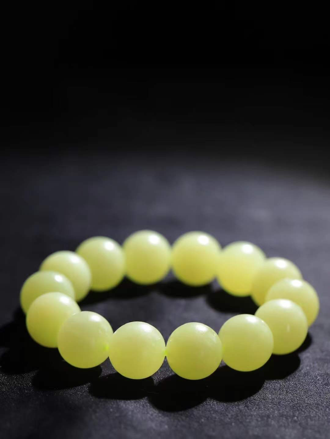 【珠圆玉润.手串】

精品和田玉黄口珠圆玉润手串 玉质温润细腻  整串打磨圆润，佩戴舒适。珠珠落玉盘，间关莺语花底滑，一生美好时光，无论身在何处，都有它相伴相守。事事顺遂，幸福美满，吉祥如意。重87克 尺寸取一15.8mm  7940378A