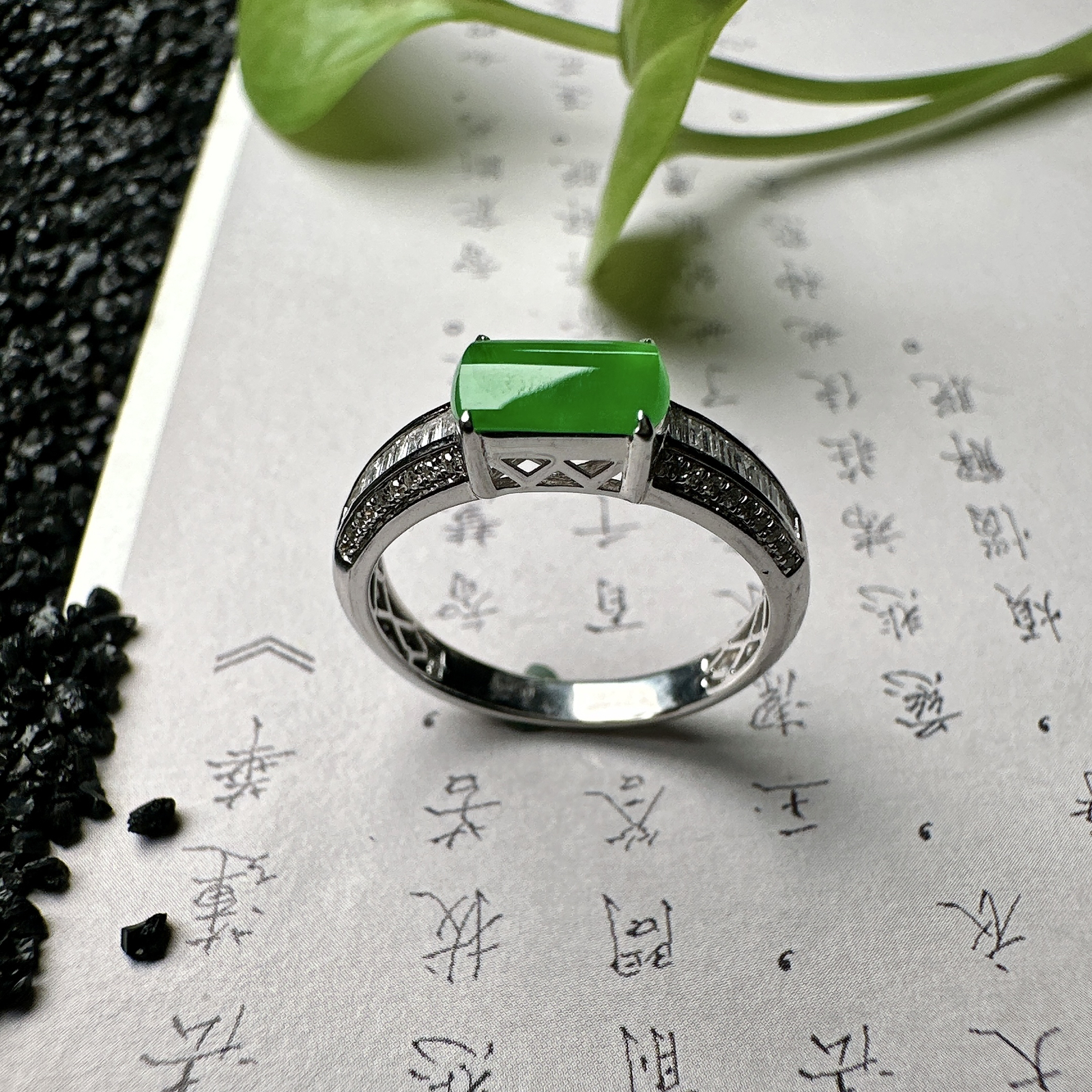 【冰种满绿马鞍戒指】种水色俱全，冰透闪亮，通透感饱满度很好，18k金钻镶嵌，裸石尺寸7.5*4.6*2.5毫米