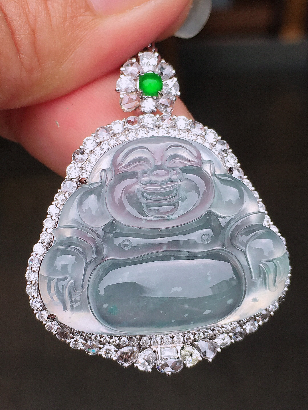 冰飘花佛公吊坠，色泽艳丽，玉质细腻，荧光感超
强，饱满圆润，尽显优雅气质，18k
金豪华镶嵌