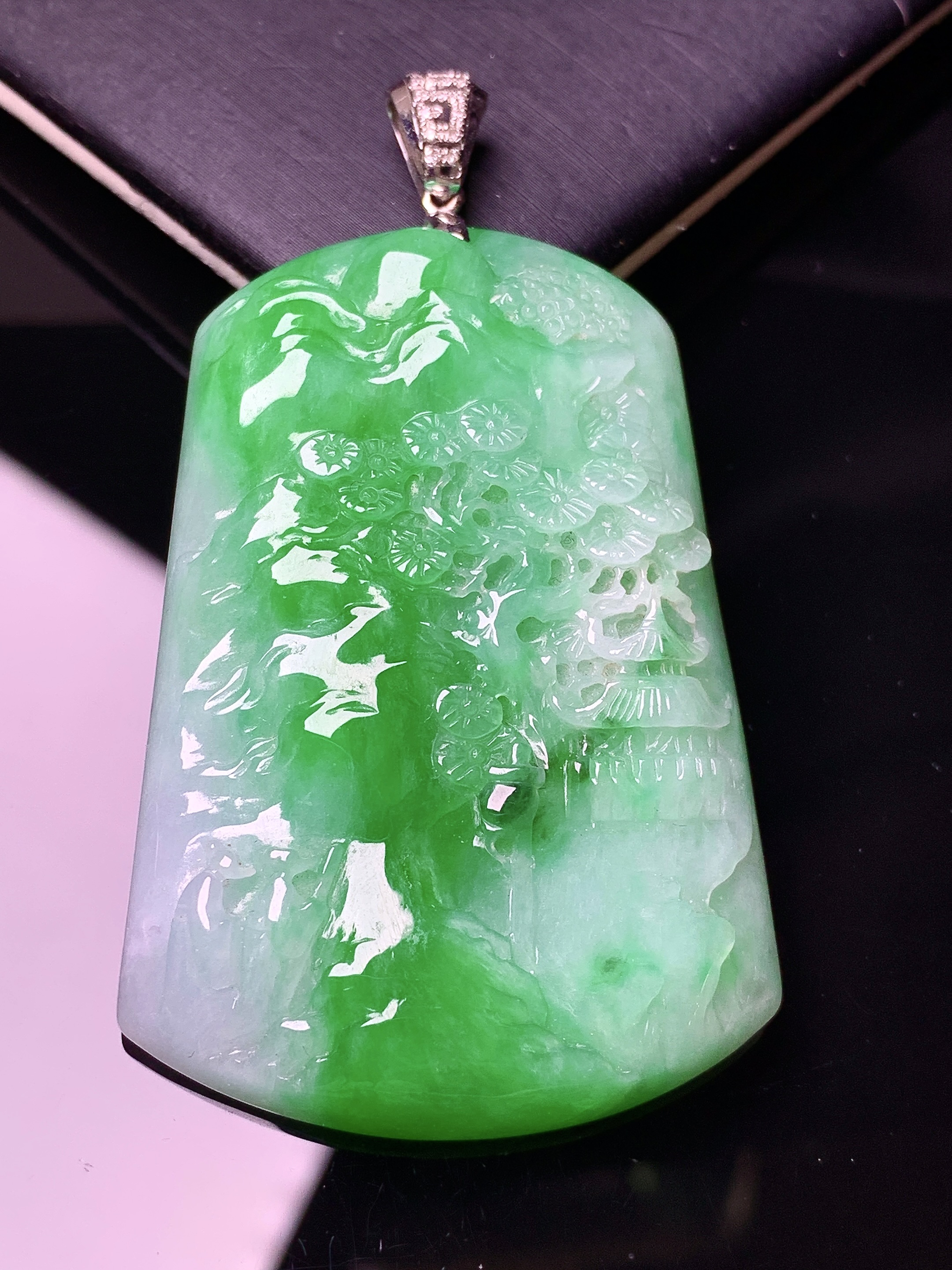 翠绿山水牌子吊坠 玉质细腻 色泽艳丽清新 水润亮眼 整体尺寸61.6*35.2*6.5L1