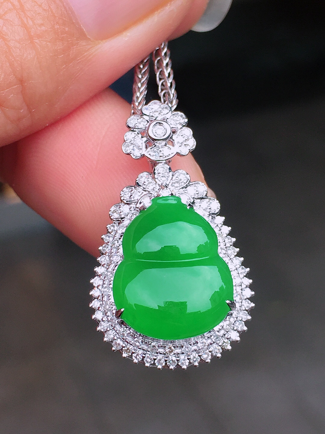 阳绿葫芦吊坠，色泽均匀艳丽，玉质细腻，荧光感超
强，饱满圆润，尽显优雅气质，18k
金豪华镶嵌