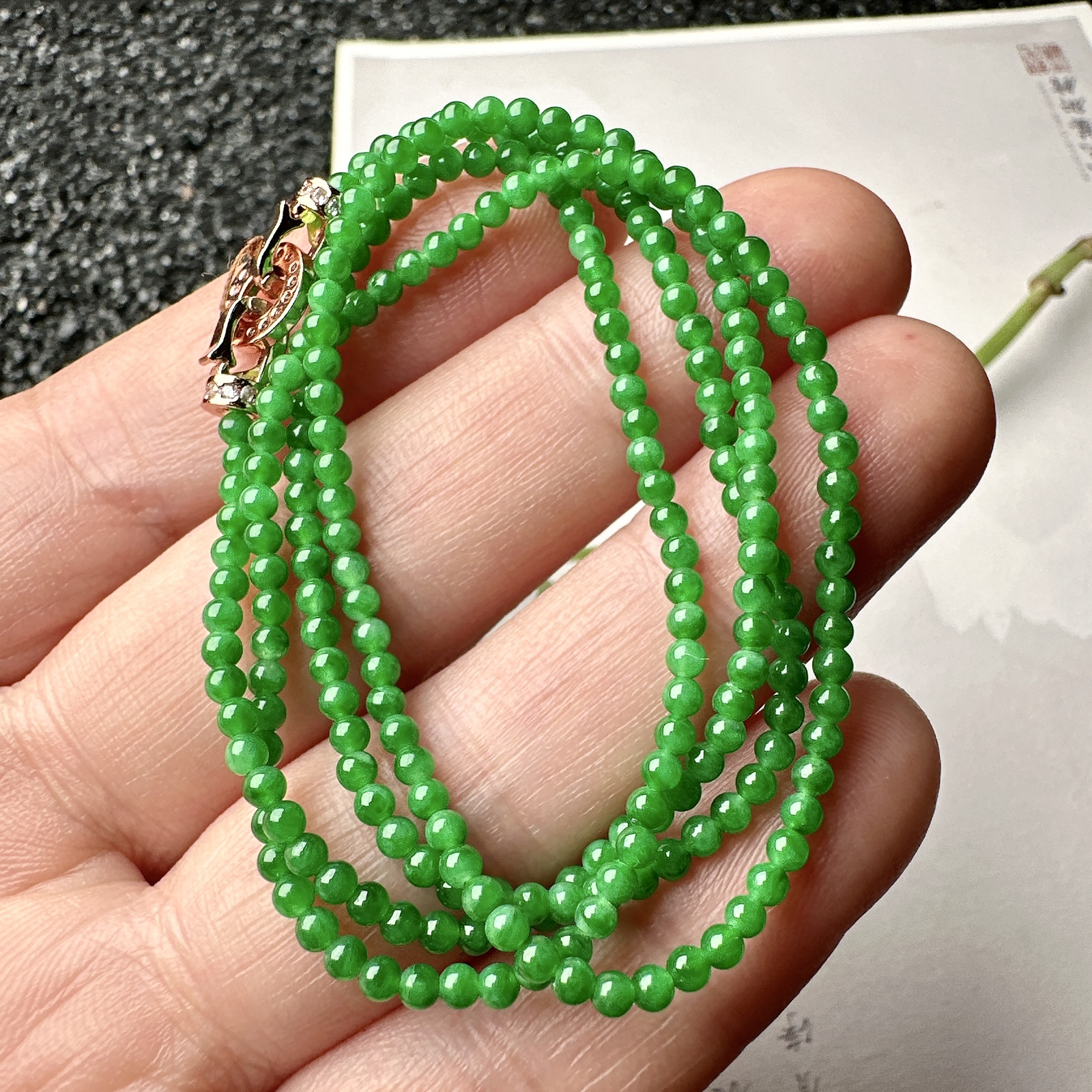 【冰种满绿小米珠手串】冰阳绿色泽，质地细腻，光感很好，色泽娇艳纯正。完整度很不错。