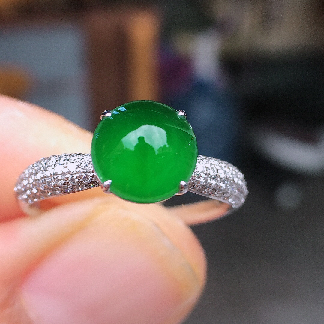 阳绿蛋面戒指，色泽均匀艳丽，玉质细腻，荧光感超
强，饱满圆润，尽显优雅气质，18k
金豪华镶嵌