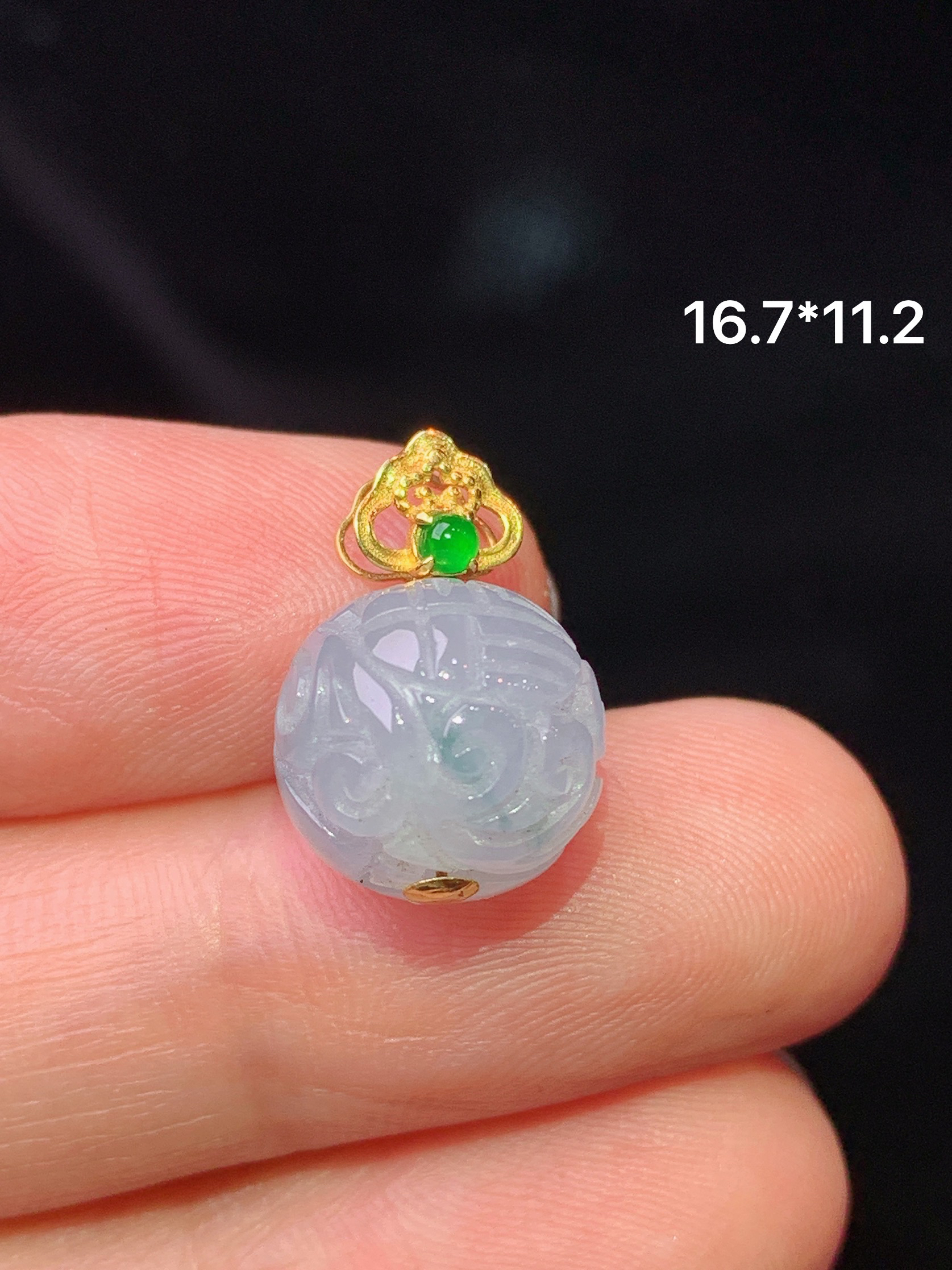 18k金镶嵌飘绿圆珠吊坠 玉质细腻 色泽艳丽清新 水润亮眼 整体尺寸16.7*11.2*2x