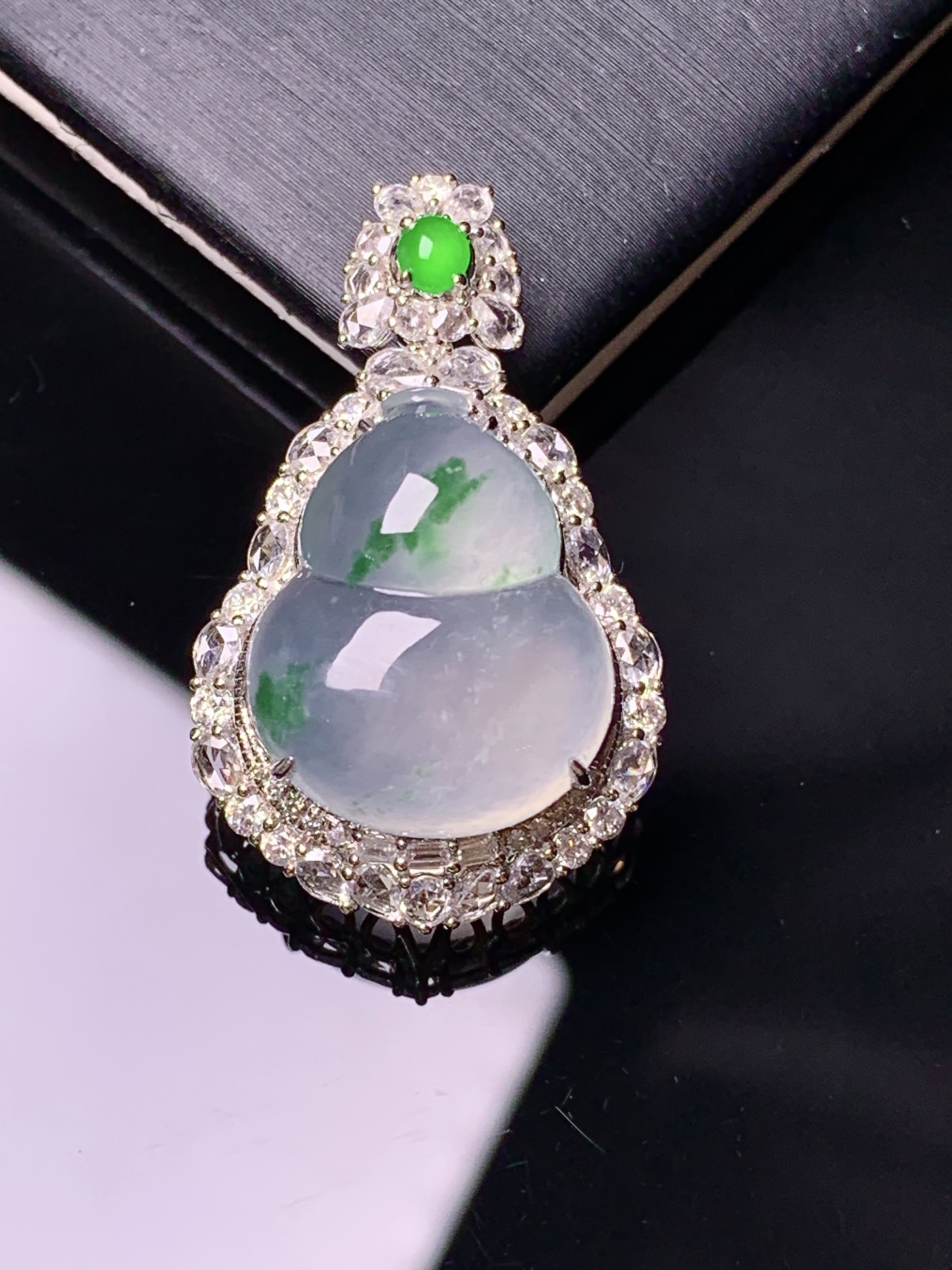 18k金钻镶嵌飘绿葫芦吊坠 玉质细腻 色泽艳丽清新 水润亮眼 整体尺寸31.2*19*12.3t1